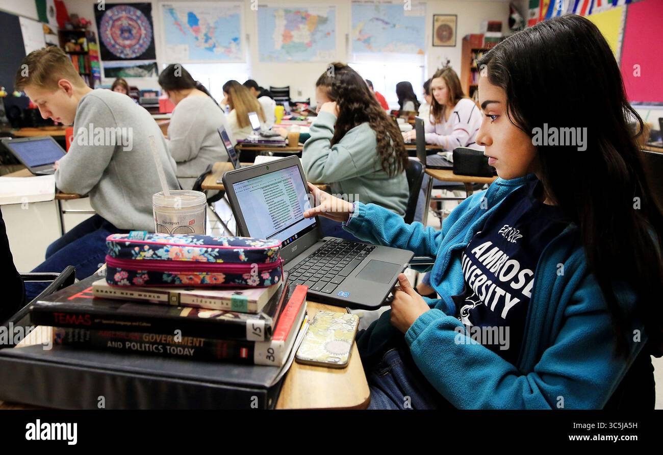 24 febbraio 2020, East Moline, Iowa, USA: Samantha Sancen passa attraverso il suo computer durante la classe di spagnolo Advanced Placement (AP) insegnata da Sandra Cantu alla United Township High School lunedì 24 febbraio 2020. (Immagine di credito: © Kevin E. Schmidt/Quad-City Times via cavo ZUMA) Foto Stock