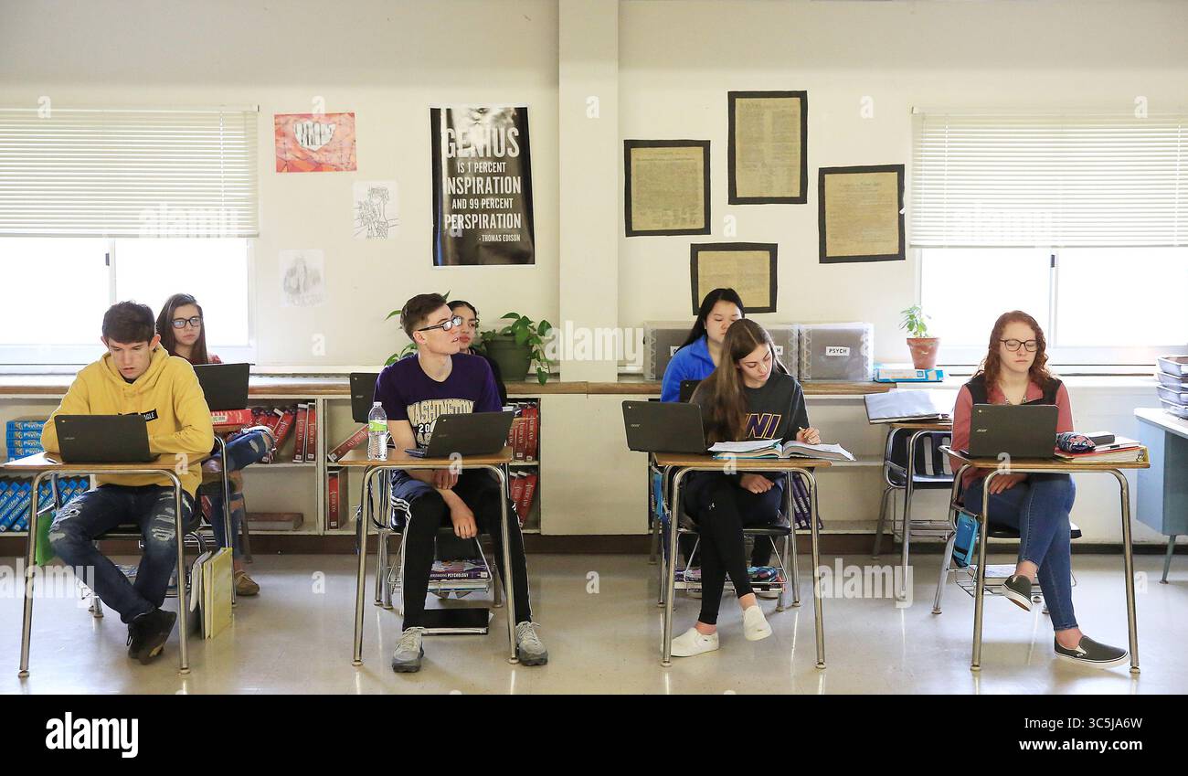 24 febbraio 2020, East Moline, Iowa, USA: Gli studenti ascoltano durante la classe di Psicologia Advanced Placement (AP) insegnata da Meg Feldt alla United Township High School lunedì 24 febbraio 2020. (Immagine di credito: © Kevin E. Schmidt/Quad-City Times via cavo ZUMA) Foto Stock