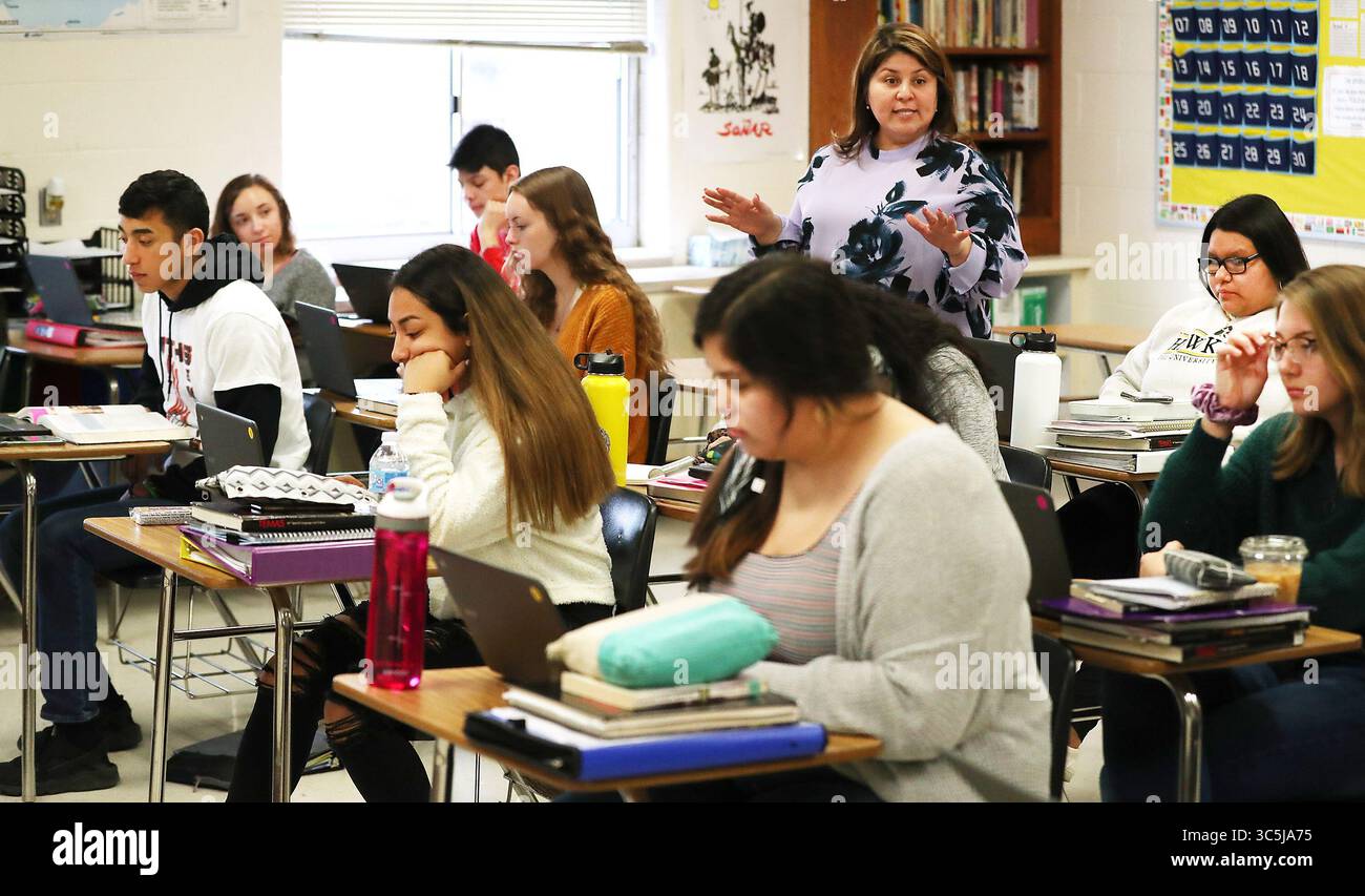 24 febbraio 2020, East Moline, Iowa, Stati Uniti: Sandra Cantu, insegnante di spagnolo Advanced Placement (AP), segue le istruzioni per la lezione alla United Township High School lunedì 24 febbraio 2020. (Immagine di credito: © Kevin E. Schmidt/Quad-City Times via cavo ZUMA) Foto Stock