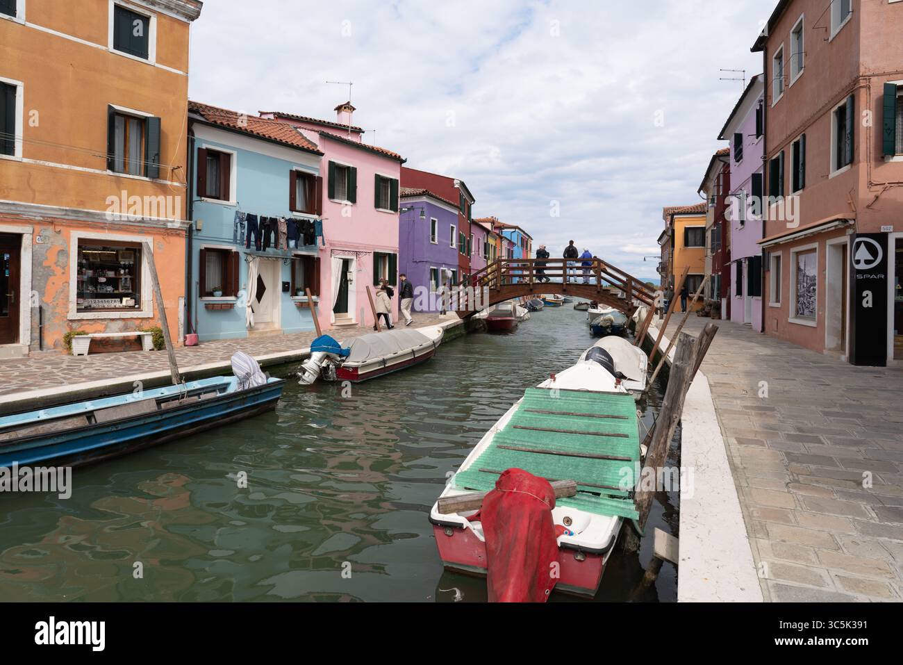 Vista sulla strada dell'isola di Burano nella laguna veneta, Italia Foto Stock