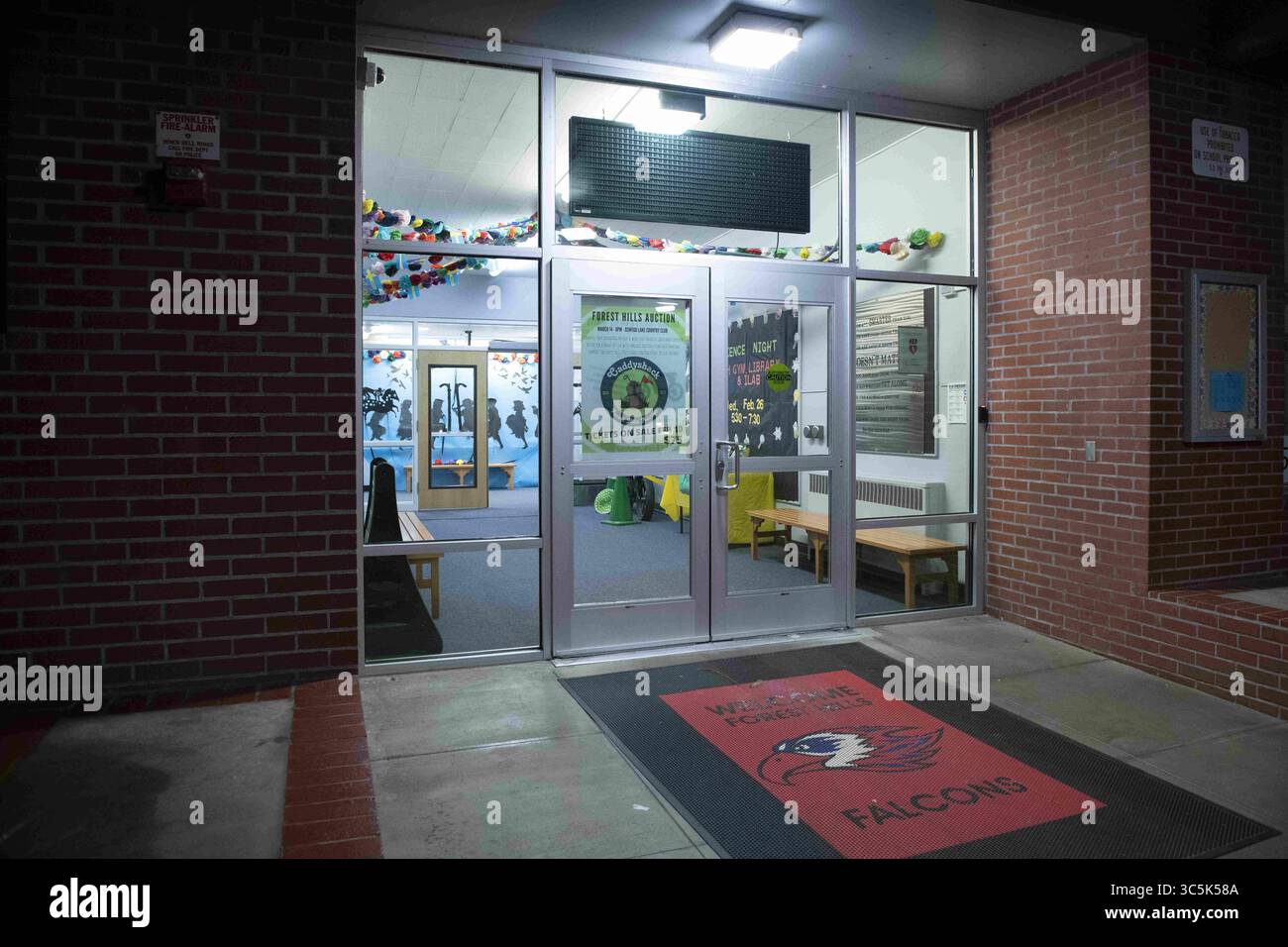 28 febbraio 2020, Lake Oswego, Oregon, USA: Forest Hills Elementary School a Lake Oswego, Oregon, dove i funzionari della sanità pubblica dell'Oregon hanno confermato un caso di trasmissione comunitaria del coronavirus COVID-19. L'individuo infetto senza nome è stato ricoverato in un ospedale locale di Portland in attesa di una seconda conferma positiva da parte del CDC di Atlanta. La scuola resterà chiusa almeno fino a mercoledì prossimo, 4 marzo 2020. (Immagine di credito: © Ken Hawkins/ZUMA Wire) Foto Stock