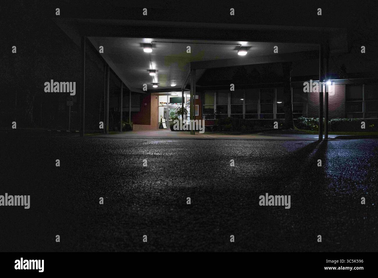 28 febbraio 2020, Lake Oswego, Oregon, USA: Forest Hills Elementary School a Lake Oswego, Oregon, dove i funzionari della sanità pubblica dell'Oregon hanno confermato un caso di trasmissione comunitaria del coronavirus COVID-19. L'individuo infetto senza nome è stato ricoverato in un ospedale locale di Portland in attesa di una seconda conferma positiva da parte del CDC di Atlanta. La scuola resterà chiusa almeno fino a mercoledì prossimo, 4 marzo 2020. (Immagine di credito: © Ken Hawkins/ZUMA Wire) Foto Stock