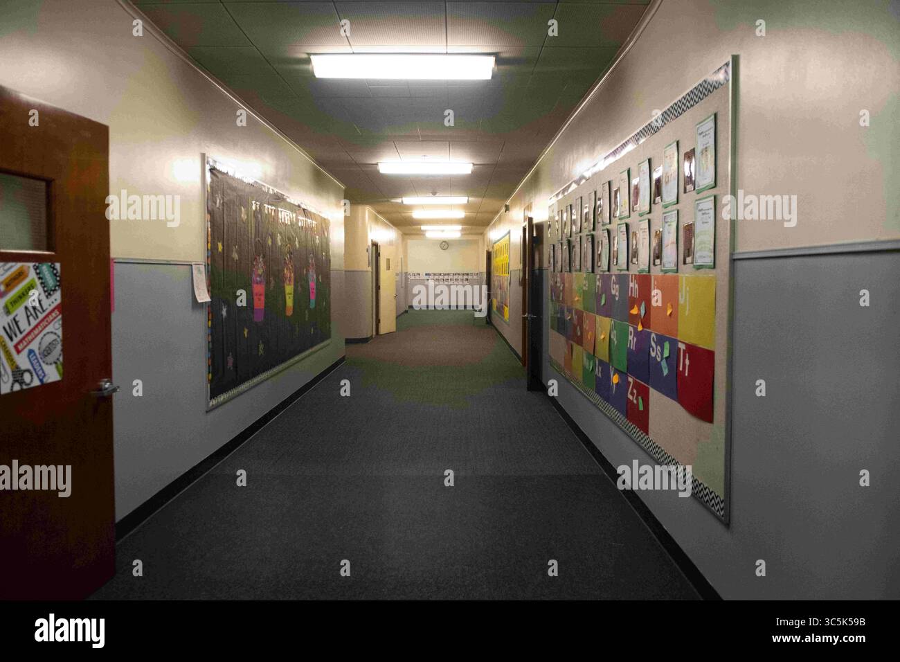 28 febbraio 2020, Lake Oswego, Oregon, USA: Forest Hills Elementary School a Lake Oswego, Oregon, dove i funzionari della sanità pubblica dell'Oregon hanno confermato un caso di trasmissione comunitaria del coronavirus COVID-19. L'individuo infetto senza nome è stato ricoverato in un ospedale locale di Portland in attesa di una seconda conferma positiva da parte del CDC di Atlanta. La scuola resterà chiusa almeno fino a mercoledì prossimo, 4 marzo 2020. (Immagine di credito: © Ken Hawkins/ZUMA Wire) Foto Stock