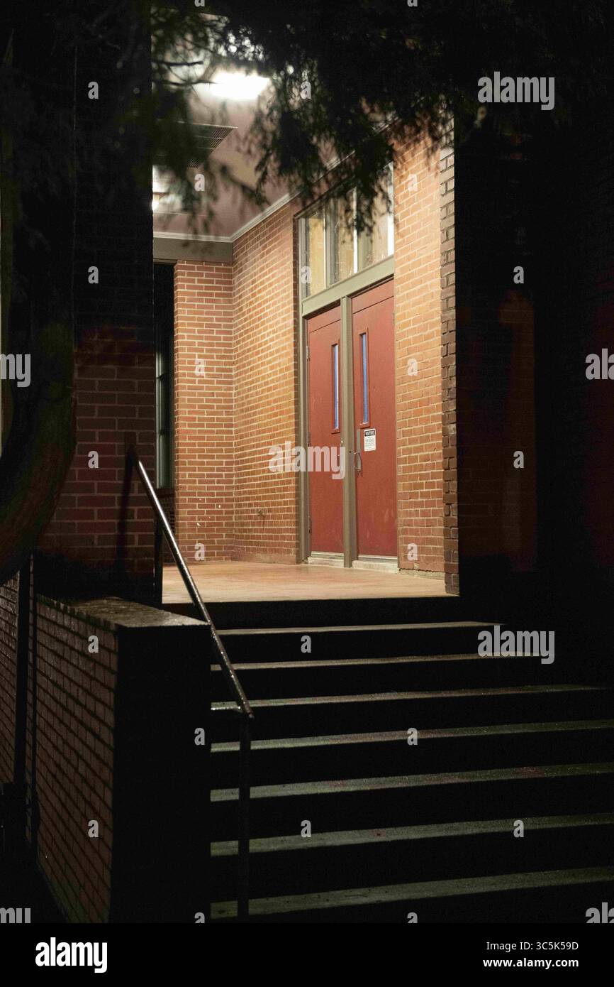 28 febbraio 2020, Lake Oswego, Oregon, USA: Forest Hills Elementary School a Lake Oswego, Oregon, dove i funzionari della sanità pubblica dell'Oregon hanno confermato un caso di trasmissione comunitaria del coronavirus COVID-19. L'individuo infetto senza nome è stato ricoverato in un ospedale locale di Portland in attesa di una seconda conferma positiva da parte del CDC di Atlanta. La scuola resterà chiusa almeno fino a mercoledì prossimo, 4 marzo 2020. (Immagine di credito: © Ken Hawkins/ZUMA Wire) Foto Stock