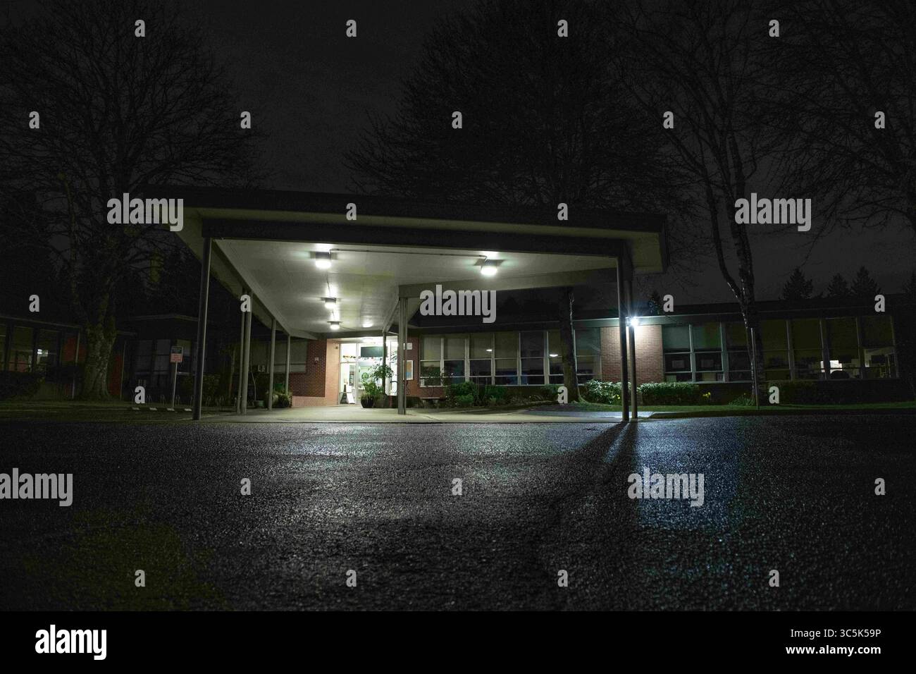 28 febbraio 2020, Lake Oswego, Oregon, USA: Forest Hills Elementary School a Lake Oswego, Oregon, dove i funzionari della sanità pubblica dell'Oregon hanno confermato un caso di trasmissione comunitaria del coronavirus COVID-19. L'individuo infetto senza nome è stato ricoverato in un ospedale locale di Portland in attesa di una seconda conferma positiva da parte del CDC di Atlanta. La scuola resterà chiusa almeno fino a mercoledì prossimo, 4 marzo 2020. (Immagine di credito: © Ken Hawkins/ZUMA Wire) Foto Stock