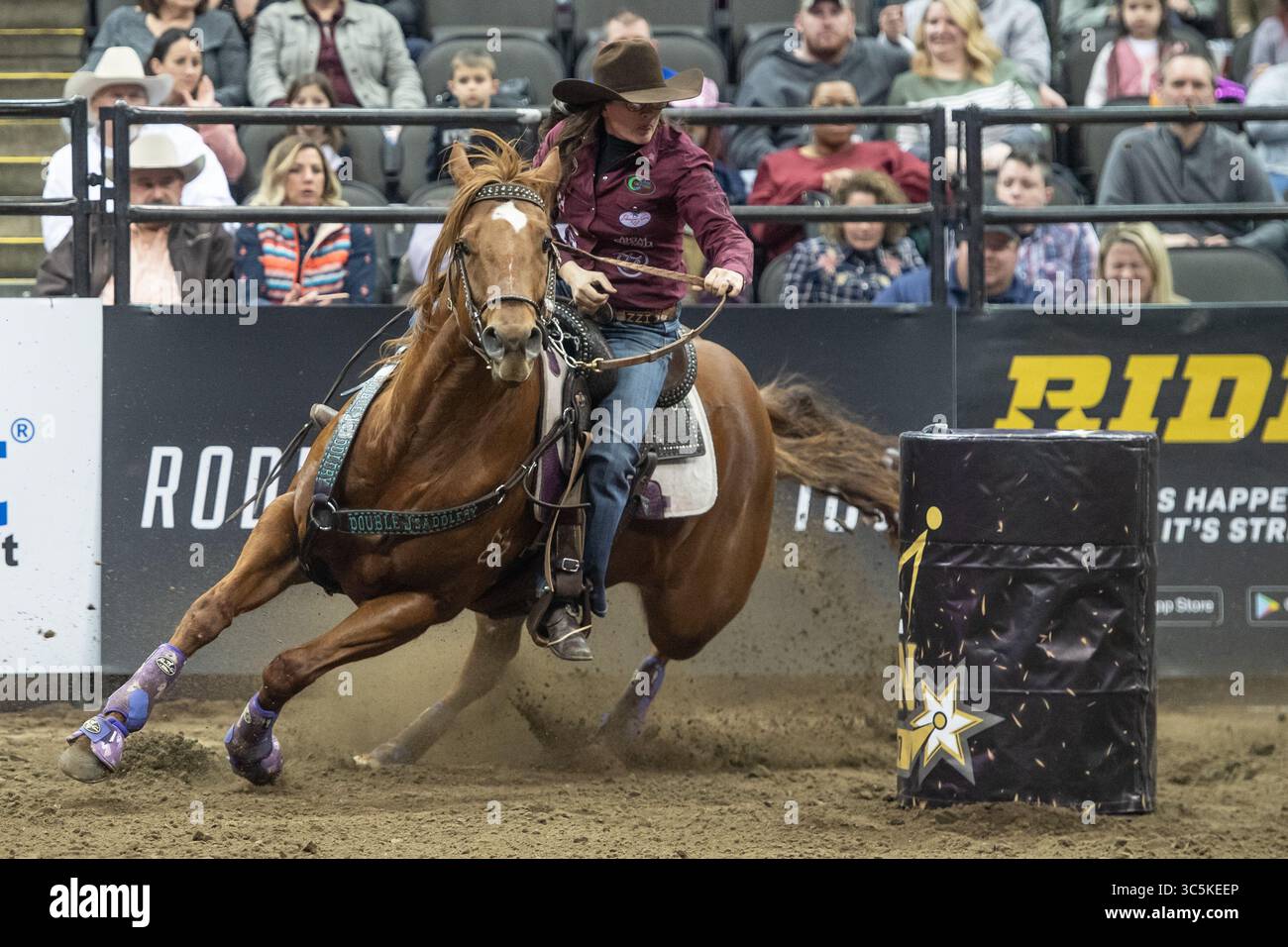 28 febbraio 2020, Kansas City, Missouri, Stati Uniti: BRITTANY POZZI TONOZZI partecipa all'evento Barrel Racing allo Sprint Center di Kansas City, Missouri. (Immagine di credito: © Amy Sanderson/ZUMA Wire) Foto Stock