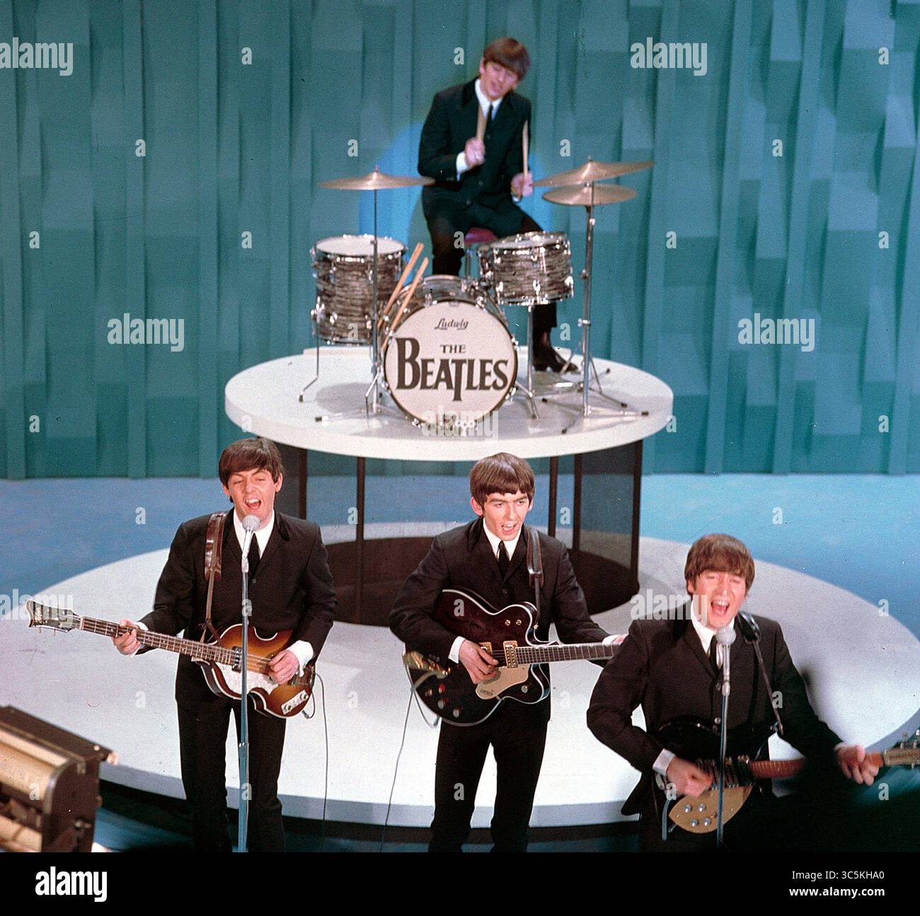 9 febbraio 1964 - New York, New York, USA - i BEATLES si esibiscono durante una prova per la prima apparizione americana del gruppo britannico, al 'ed Sullivan Show' di New York. RINGO STARR, alla batteria, PAUL MCCARTNEY, davanti a sinistra, GEORGE HARRISON, parte anteriore centrale e JOHN LENNON, parte anteriore destra. (Immagine di credito: ZUMA Press/ZUMAPRESS.com) Foto Stock