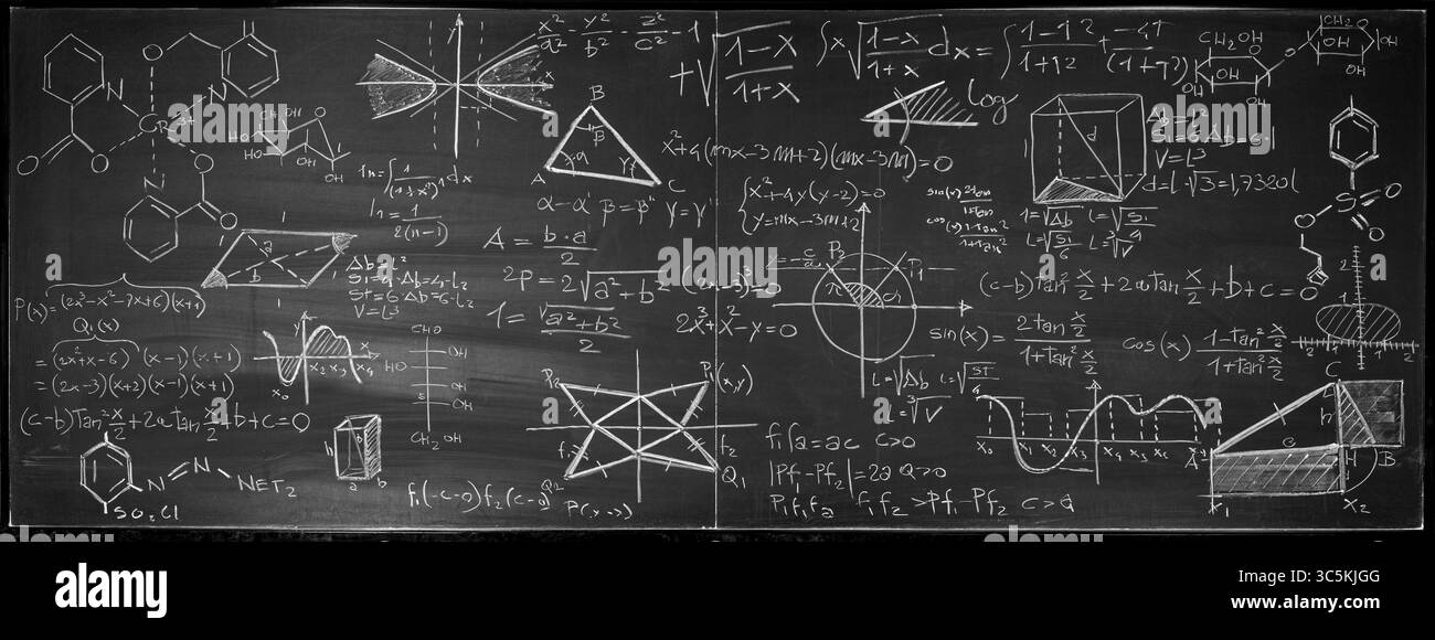 Formule ed equazioni scientifiche che coprono una lavagna Foto Stock