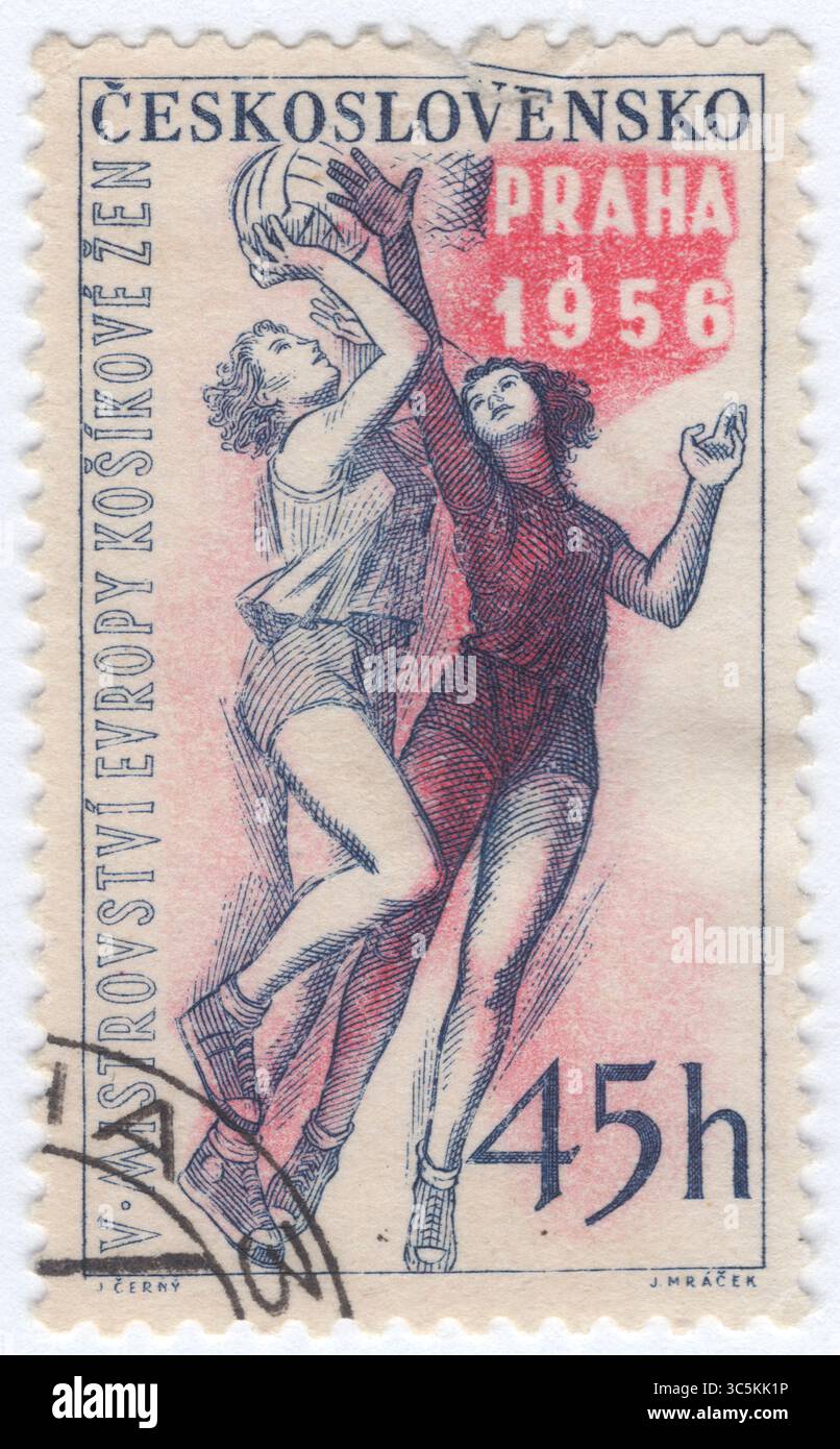 CECOSLOVACCHIA - 1956 aprile 25: 45 haléř francobollo blu scuro e carmine raffigurante le ragazze giocatori di pallacanestro. 5° Campionato europeo di pallacanestro femminile. Il basket femminile è lo sport di squadra del basket giocato dalle donne. Fu giocato per la prima volta nel 1892, un anno dopo il basket maschile, allo Smith College nel Massachusetts. Ora, il basket è uno degli sport più popolari e in più rapida crescita al mondo. Ci sono diversi campionati professionistici e tornei per le giocatrici professioniste di basket. Le più forti squadre europee di basket femminile partecipano all'EuroLeague Women Foto Stock
