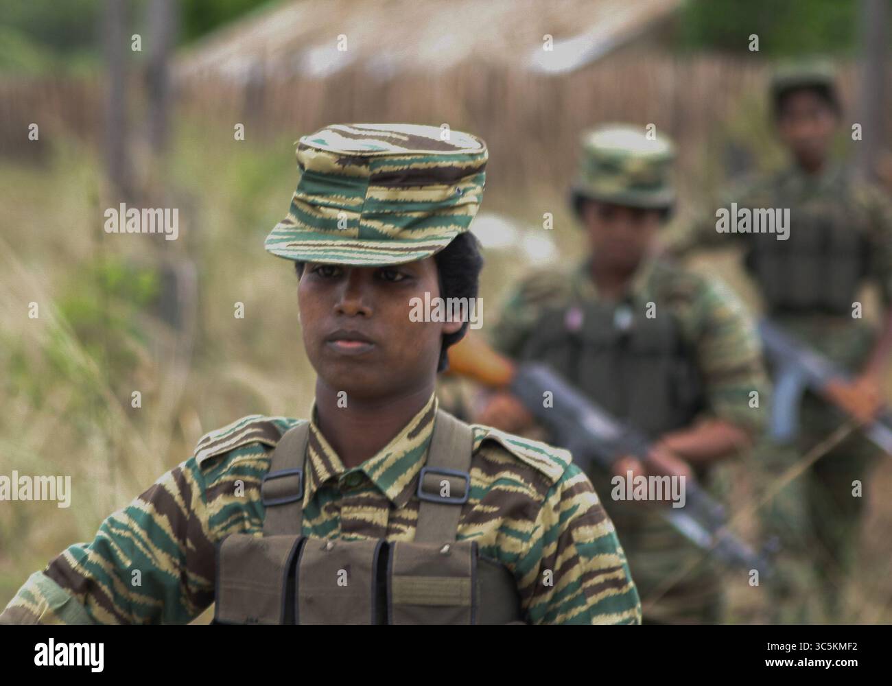 9 aprile 2005, Mullaitivu, Sri Lanka: The Liberation Tigers of Tamil Eelam è stata un'organizzazione militante Tamil con sede nel nord-est dello Sri Lanka. Il suo obiettivo era quello di garantire uno stato indipendente del Tamil Eelam nel nord e nell'est in risposta alle politiche statali dei successivi governi dello Sri Lanka nei confronti dei Tamil. Fondato il 5 maggio 1976 e sconfitto militarmente nel maggio 2009. Le donne hanno svolto un ruolo importante nelle forze armate delle Tigri e hanno le proprie brigate che lavorano in tandem con la fanteria regolare, l'artiglieria e le unità navali. La più famosa missione suicida delle Tigri fu contro Rajiv Gandhi, A. Foto Stock
