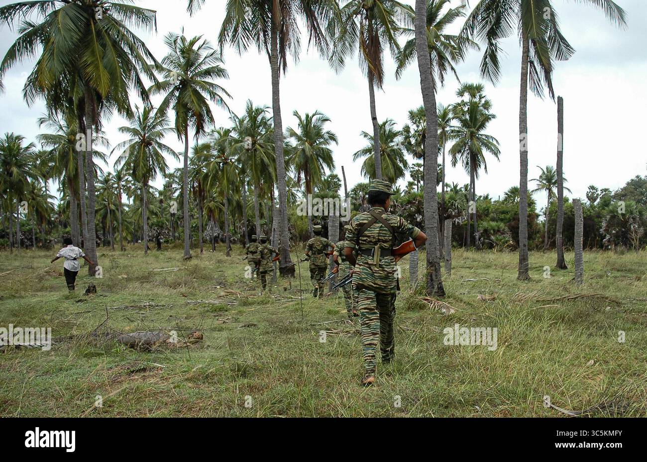 9 aprile 2005, Mullaitivu, Sri Lanka: The Liberation Tigers of Tamil Eelam è stata un'organizzazione militante Tamil con sede nel nord-est dello Sri Lanka. Il suo obiettivo era quello di garantire uno stato indipendente del Tamil Eelam nel nord e nell'est in risposta alle politiche statali dei successivi governi dello Sri Lanka nei confronti dei Tamil. Fondato il 5 maggio 1976 e sconfitto militarmente nel maggio 2009. Le donne hanno svolto un ruolo importante nelle forze armate delle Tigri e hanno le proprie brigate che lavorano in tandem con la fanteria regolare, l'artiglieria e le unità navali. La più famosa missione suicida delle Tigri fu contro Rajiv Gandhi, A. Foto Stock