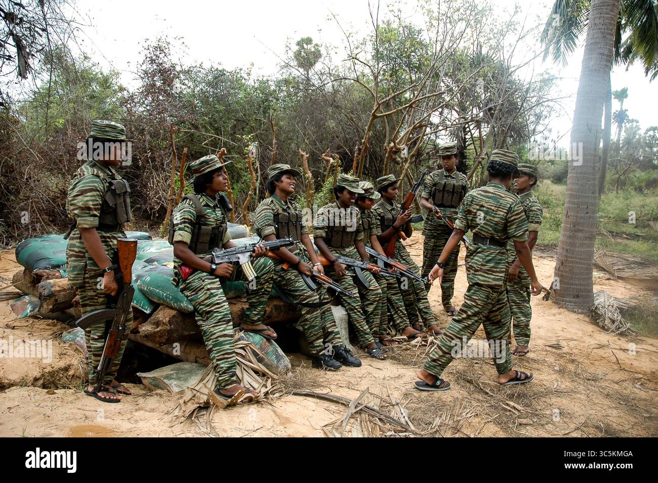 9 aprile 2005, Mullaitivu, Sri Lanka: The Liberation Tigers of Tamil Eelam è stata un'organizzazione militante Tamil con sede nel nord-est dello Sri Lanka. Il suo obiettivo era quello di garantire uno stato indipendente del Tamil Eelam nel nord e nell'est in risposta alle politiche statali dei successivi governi dello Sri Lanka nei confronti dei Tamil. Fondato il 5 maggio 1976 e sconfitto militarmente nel maggio 2009. Le donne hanno svolto un ruolo importante nelle forze armate delle Tigri e hanno le proprie brigate che lavorano in tandem con la fanteria regolare, l'artiglieria e le unità navali. La più famosa missione suicida delle Tigri fu contro Rajiv Gandhi, A. Foto Stock