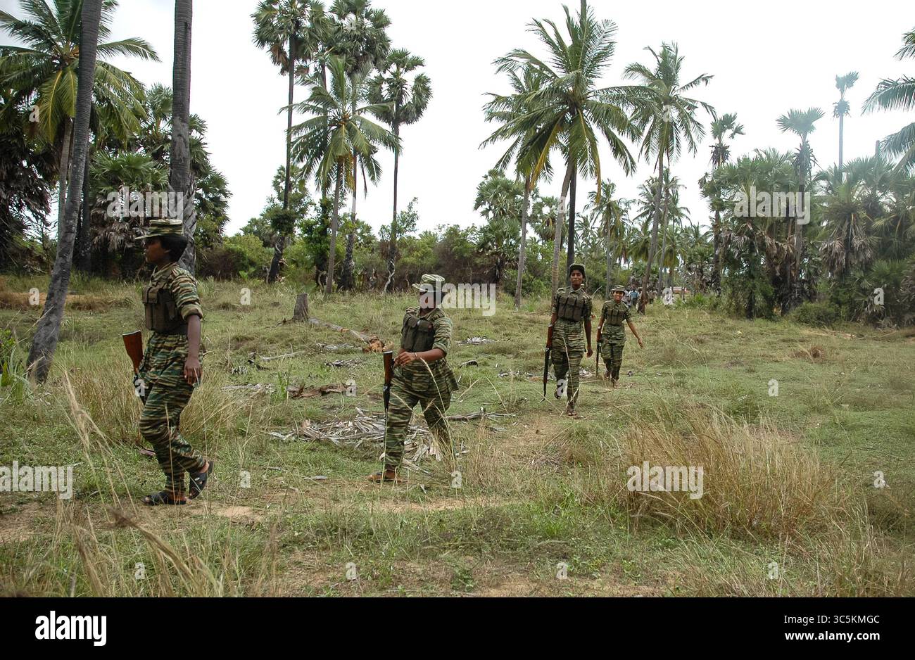 9 aprile 2005, Mullaitivu, Sri Lanka: The Liberation Tigers of Tamil Eelam è stata un'organizzazione militante Tamil con sede nel nord-est dello Sri Lanka. Il suo obiettivo era quello di garantire uno stato indipendente del Tamil Eelam nel nord e nell'est in risposta alle politiche statali dei successivi governi dello Sri Lanka nei confronti dei Tamil. Fondato il 5 maggio 1976 e sconfitto militarmente nel maggio 2009. Le donne hanno svolto un ruolo importante nelle forze armate delle Tigri e hanno le proprie brigate che lavorano in tandem con la fanteria regolare, l'artiglieria e le unità navali. La più famosa missione suicida delle Tigri fu contro Rajiv Gandhi, A. Foto Stock