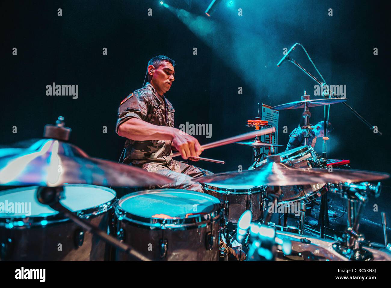 Joel Mauricio, batterista assegnato alla U.S. Army Europe Rock Band e nativo di Kenosha, Wisconsin, suona la batteria durante un'esibizione rompighiaccio per i cittadini polacchi prima dell'operazione DEFENDER-Europe 20; durante l'esibizione della band hanno pubblicato informazioni di base per DEFENDER-Europe 20 e hanno interagito con i partecipanti alla conclusione dell'evento, condividendo le reciproche esperienze culturali. Foto Stock