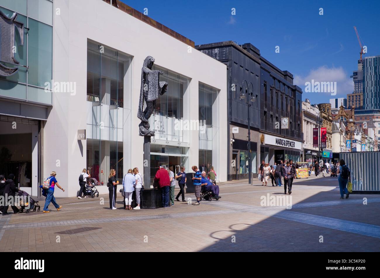 La strada principale dello shopping di Leeds e la statua di Minerva Foto Stock