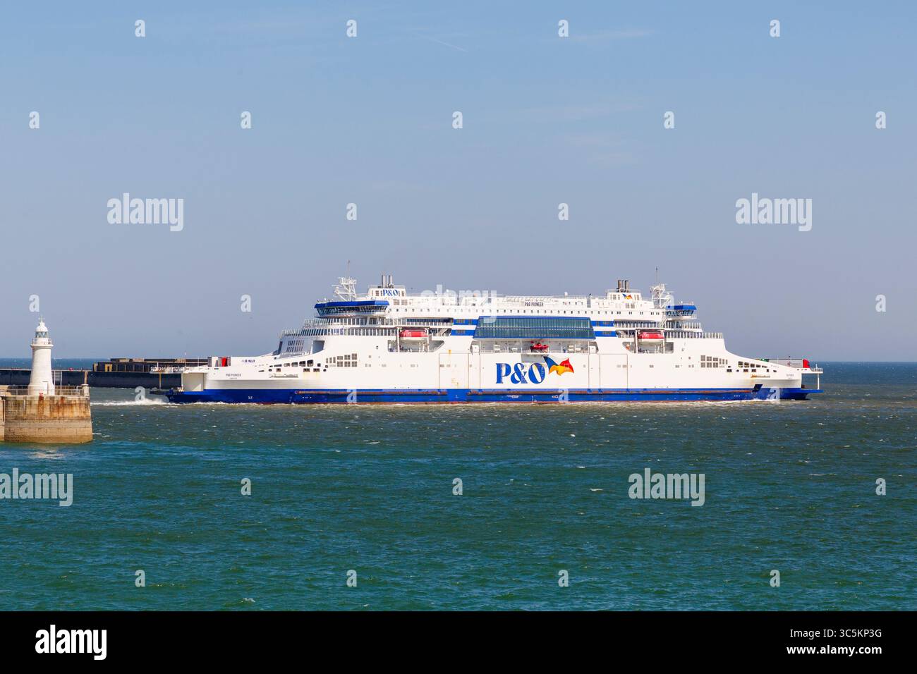 P&o Pioneer Ship, grande traghetto ibrido roll-on/roll-off ecologico, gestito da P&o Ferries tra dover e Calais a dover, Kent, Regno Unito Foto Stock
