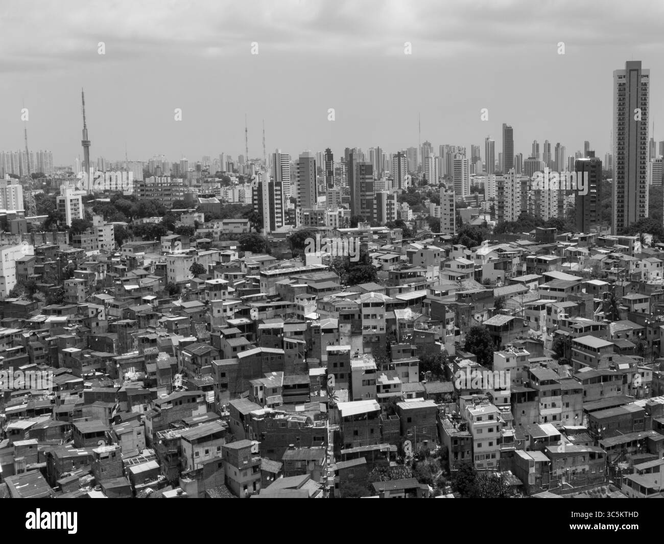 Contrasto urbano. Vista dello skyline di slum ed edifici. Foto Stock