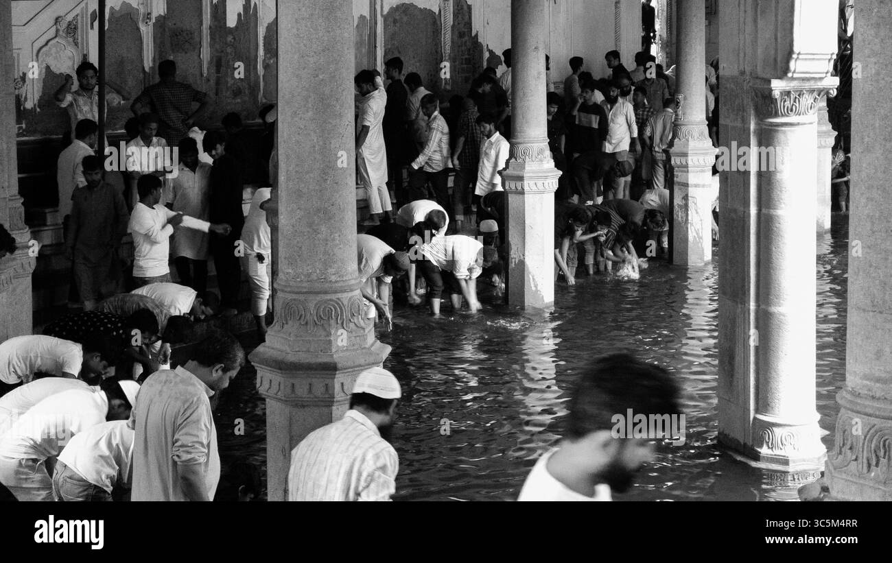 I fedeli si lavano mani e piedi nella zona di wudhu di Juma Masjid prima della preghiera di Jummah. Questa purificazione rituale è una parte fondamentale della tradizione islamica, fatta nel silenzio e nel rispetto comuni. Foto Stock