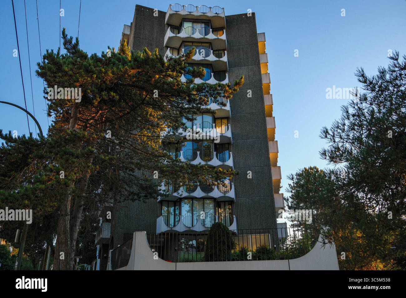 Lo stile retrò dell'edificio di appartamenti Chilco presso Lost Lagoon nel West End, Vancouver, BC. Foto Stock