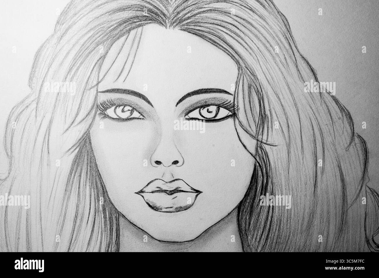 Questo bellissimo ritratto in grafite mostra il volto di una donna con dettagli sorprendenti e occhi accattivanti che enfatizzano l'abilità artistica. Foto Stock