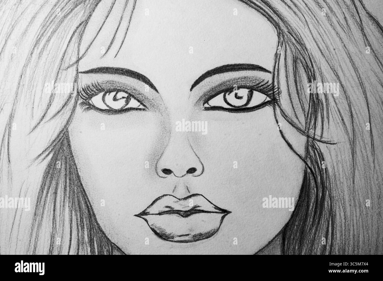 Uno schizzo a matita disegnato a mano mette in risalto la bellezza femminile attraverso linee precise e ombreggiature che creano un'opera d'arte accattivante. Foto Stock