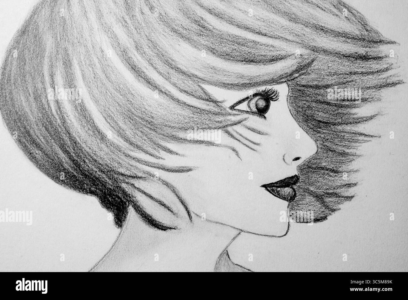 Uno splendido schizzo a matita cattura una figura femminile ispirata all'anime che mostra talento artistico e grazia. Foto Stock