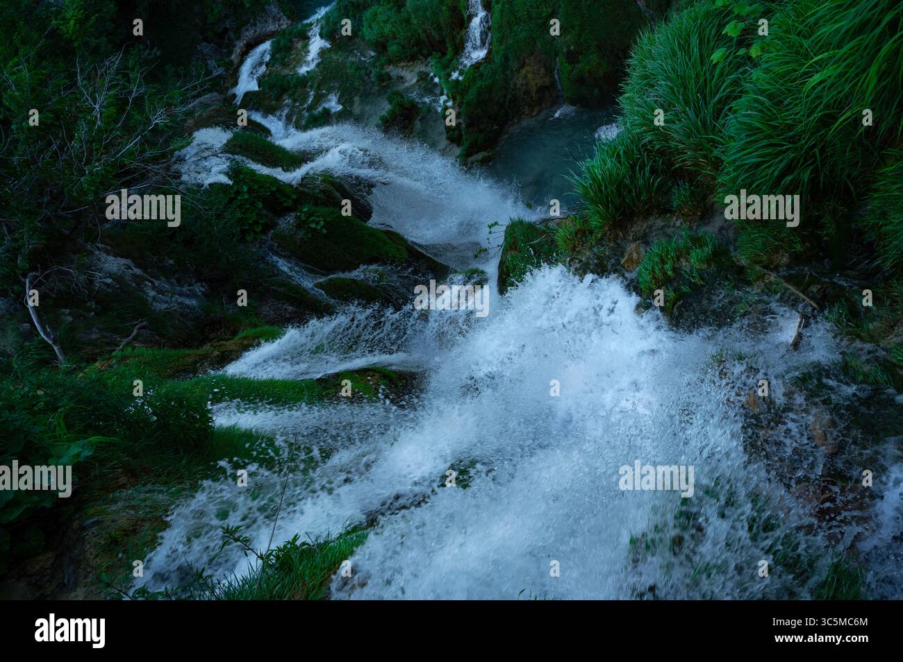 Laghi di Plitvice, cascata Veliki Slap e fiume con cascate nel parco nazionale, valle con acque turchesi fluenti in Croazia, Europa. Foto Stock