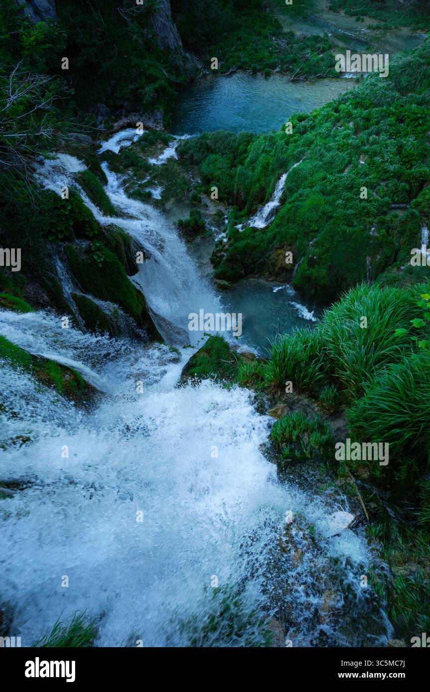 Laghi di Plitvice, cascata Veliki Slap e fiume con cascate nel parco nazionale, valle con acque turchesi fluenti in Croazia, Europa. Foto Stock