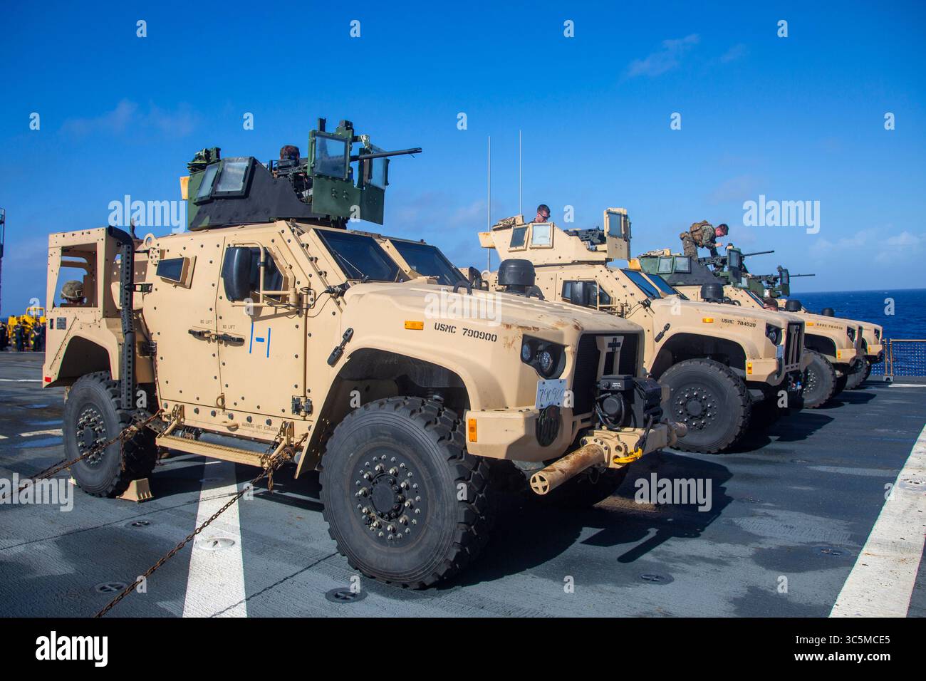 3 marzo 2020 - Oceano Pacifico - Marines con la squadra anti-armatura combinata 2, Weapons Company, Battalion Landing Team, 1st Battalion, 5th Marines, 31st Marine Expeditionary Unit (MEU), prepararsi a condurre un raggio di tiro a bordo di un Joint Light Tactical Vehicle a bordo della nave da sbarco classe Whidbey Island USS Germantown. Germantown, parte dell'America Expeditionary Strike Group, 31st MEU team, sta operando nell'area di operazioni della 7th Fleet degli Stati Uniti per migliorare l'interoperabilità con alleati e partner e servire come forza di risposta pronta per difendere la pace e la stabilità nell'Indo-Pacifico regi Foto Stock
