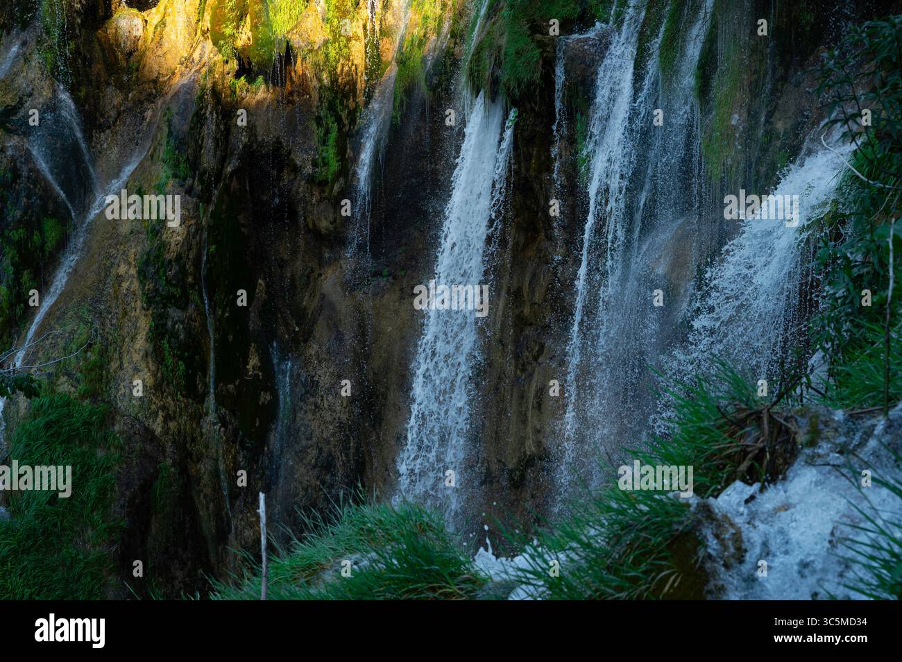 Laghi di Plitvice, cascata Veliki Slap e fiume con cascate nel parco nazionale, valle con acque turchesi fluenti in Croazia, Europa. Foto Stock