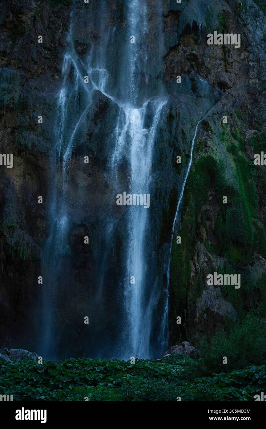 Laghi di Plitvice, cascata Veliki Slap e fiume con cascate nel parco nazionale, valle con acque turchesi fluenti in Croazia, Europa. Foto Stock