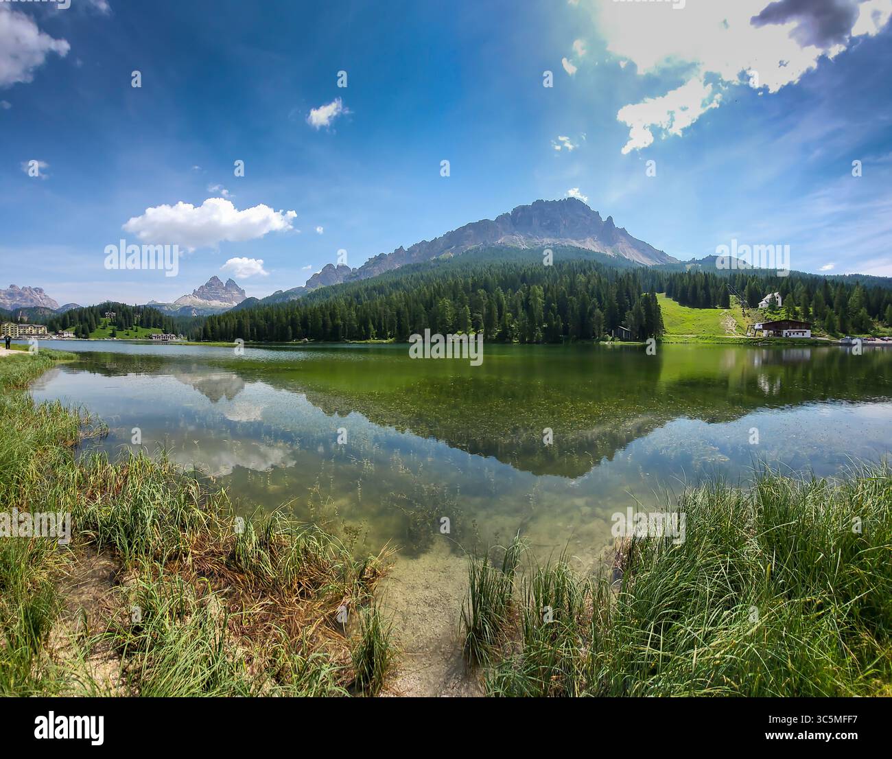 Maestoso paesaggio del Lago Antorno con il famoso Dolomiti picco montano delle Tre Cime di Lavaredo in background in Dolomiti orientali, Italia Europa. Beaut Foto Stock