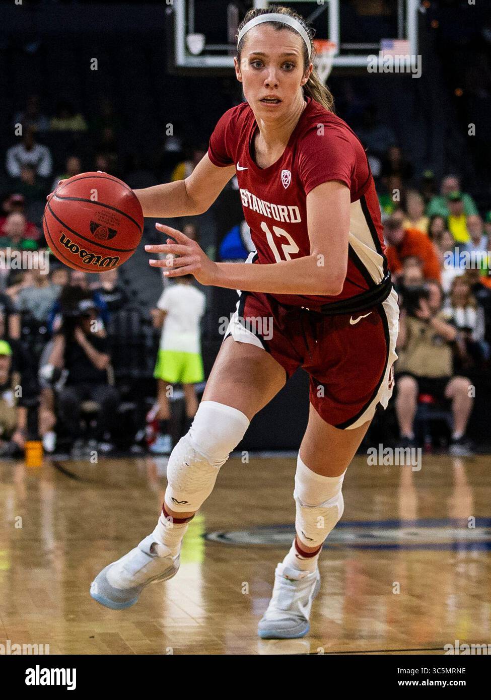 08 mar 2020 Las Vegas, NV, U.S.A. Stanford Cardinal guardia Lexie Hull (12) guida fino al basket durante il campionato NCAA PAC 12 Women's Basketball Tournament Championship tra Oregon Ducks e Stanford Cardinal 56-89 perso al Mandalay Bay Event Center Las Vegas, NV. Thurman James / CSM(immagine di credito: &Copy; Thurman James/CSM tramite cavo ZUMA) Foto Stock