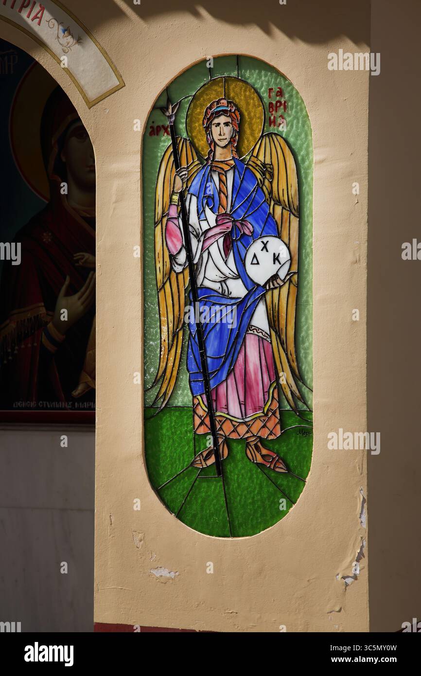 Vetrata colorata dell'Arcangelo Gabriele che tiene uno scettro e un globo all'assunzione della Chiesa di Maria a Voula in Grecia Foto Stock