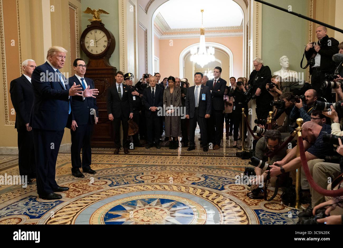 10 marzo 2020, Washington, Distretto di Columbia, USA: Il presidente Donald Trump, affiancato dal segretario al Tesoro Steven Mnuchin e dal vicepresidente Mike Pence, parla dopo aver incontrato i repubblicani del Senato su un possibile pacchetto economico sulla scia delle turbolenze di mercato causate dal Coronavirus, a Washington, D.C. il 10 marzo 2020 (immagine di credito: © Kevin Dietsch/CNP via ZUMA Wire) Foto Stock
