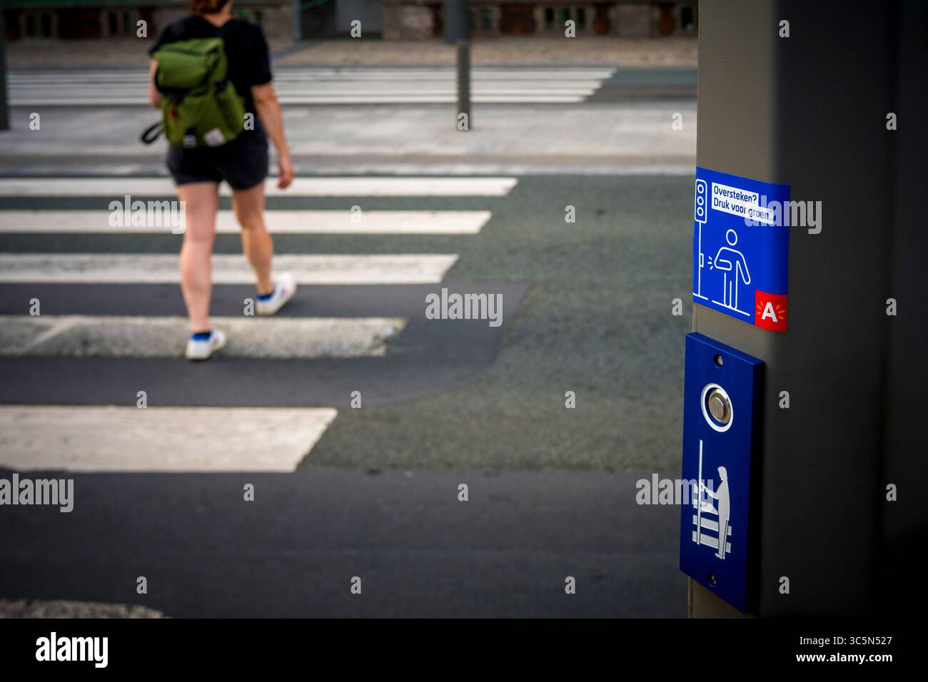 Anversa, Belgio, 19 luglio 2025: Pulsante push-to-walk su un semaforo ad Anversa, Belgio Foto Stock