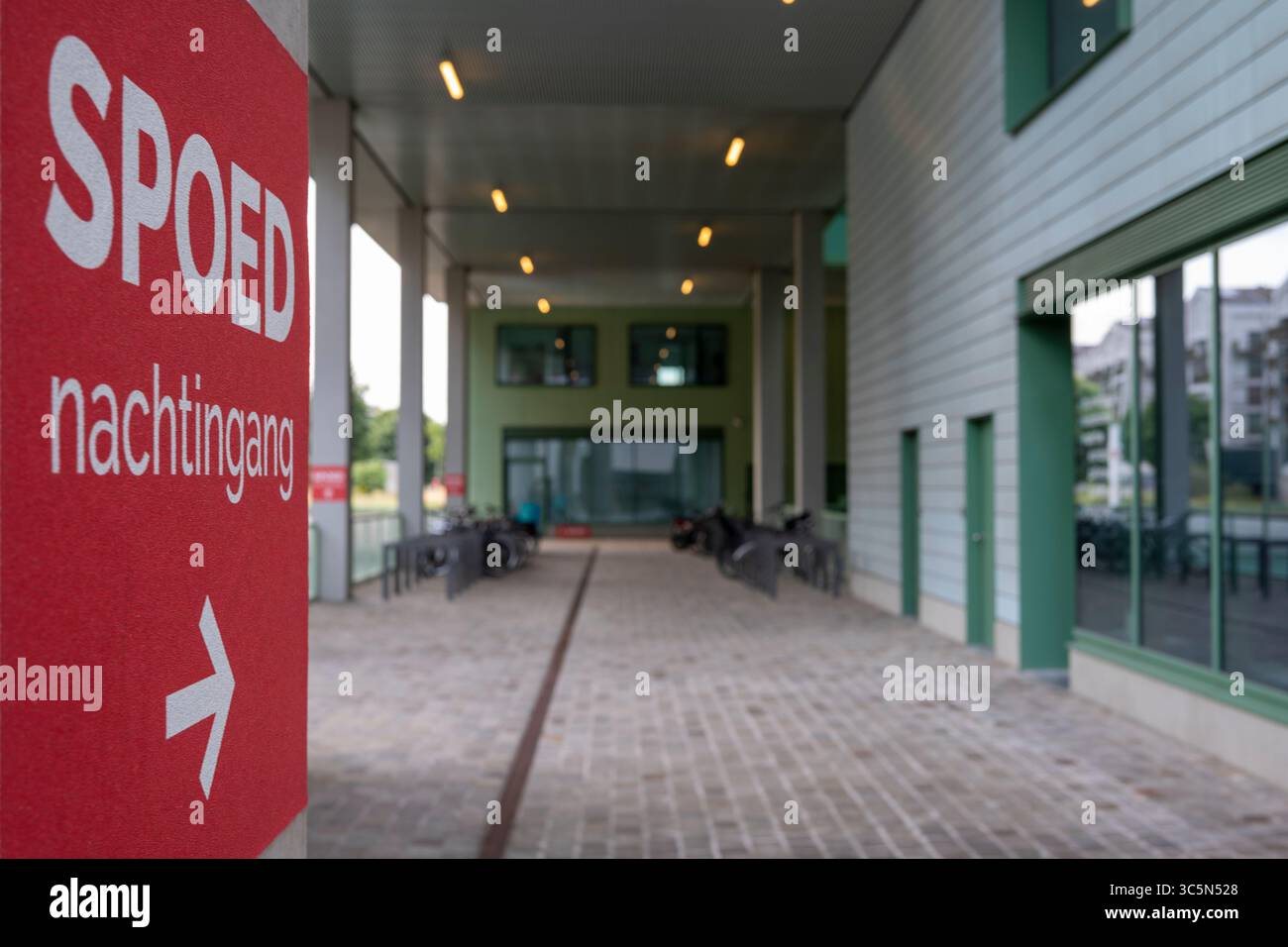 Anversa, Belgio, 19 luglio 2025: Segnale direzionale di ingresso di emergenza dell'ospedale Cadix di Anversa Noorderplaats, Belgio Foto Stock