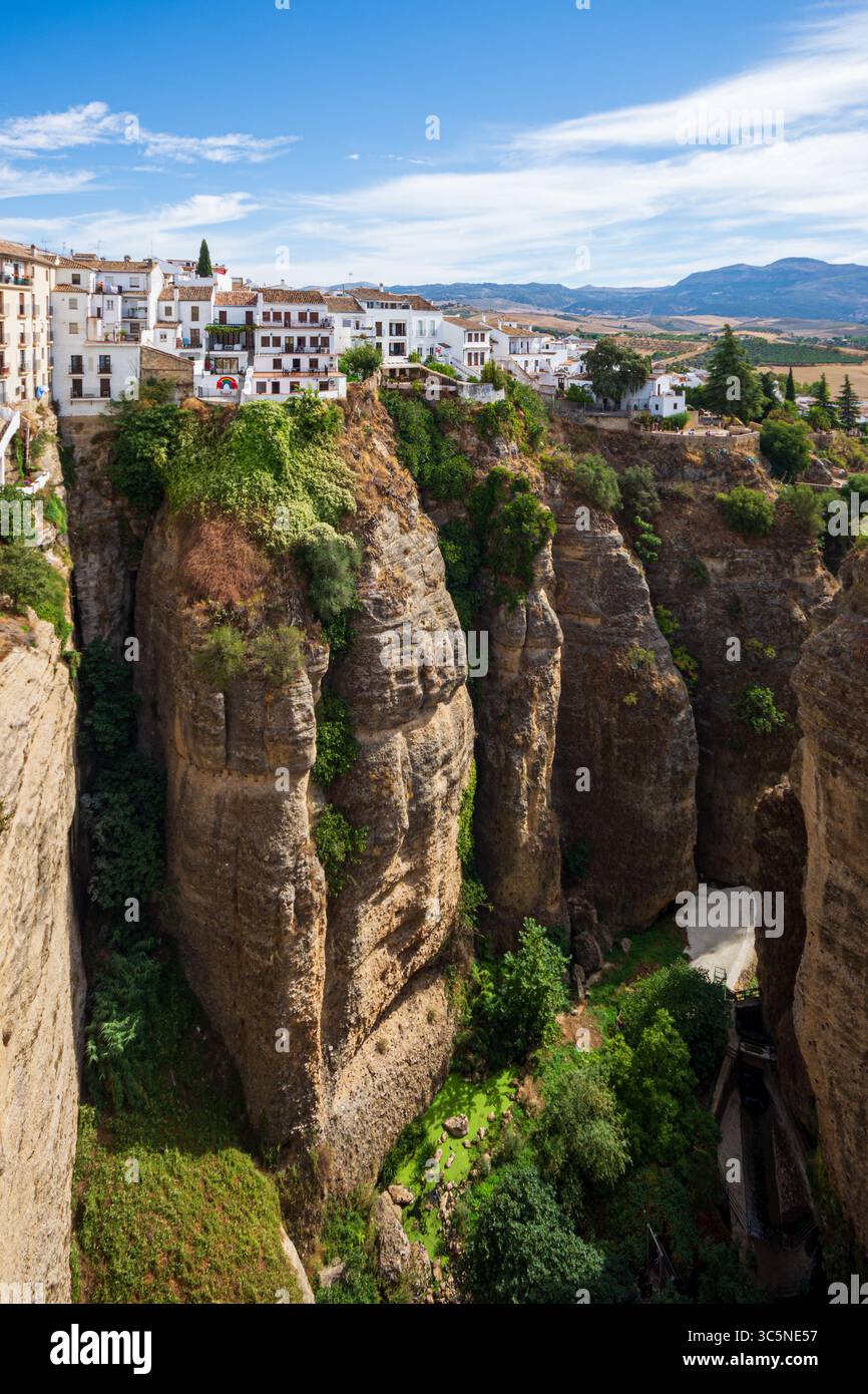 Case bianche andaluse sulle scogliere spettacolari sopra la gola di El Tajo, Ronda, Spagna Foto Stock
