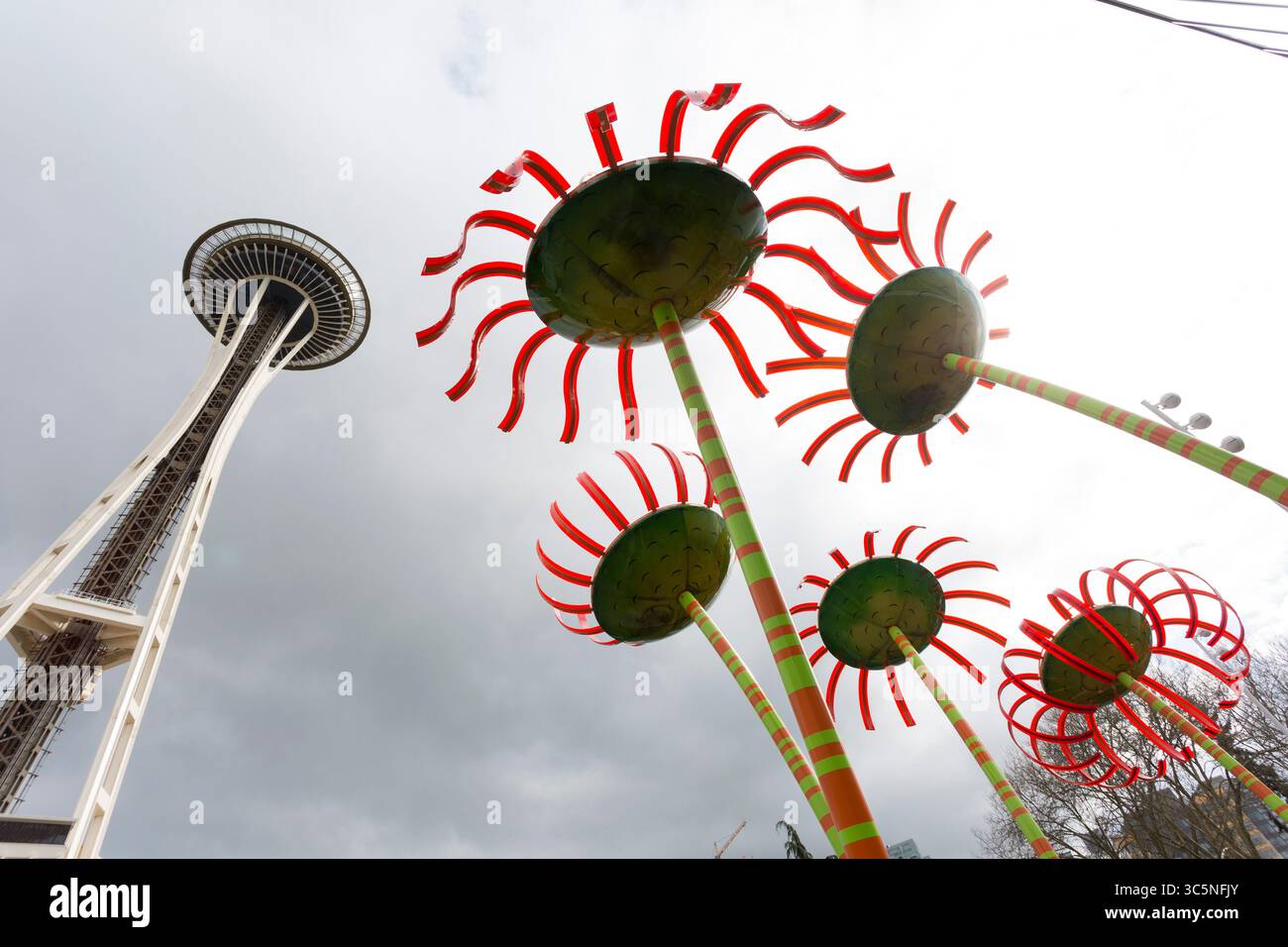 12 marzo 2020, Seattle, Washington, Stati Uniti: Lo Space Needle di Seattle rimane aperto al pubblico durante l'epidemia di COVID-19 del 12 marzo 2020. Mentre molte delle attrazioni del cityâ sono chiuse in base al divieto del governatore Jay Insleeâ di raduni del 250, il punto di riferimento più importante dell'cityâ rimane aperto agli affari. (Immagine di credito: © Paul Christian Gordon/ZUMA Wire) Foto Stock