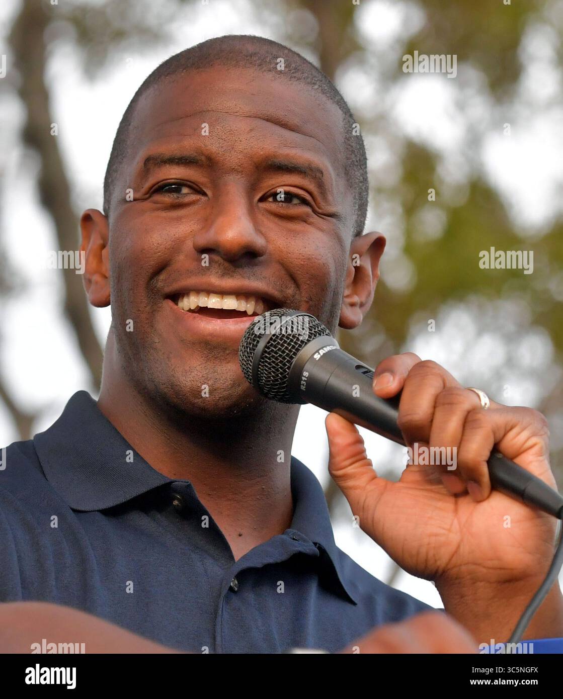 1° novembre 2018, Miami Gardens, Florida, Stati Uniti d'America: MIAMI GARDENS, FLORIDA - 1° NOVEMBRE: Il candidato governatore democratico della Florida Andrew Gillum saluta le persone mentre si schiaccia per i voti il 1° novembre 2018 a Miami Gardens, Florida. Gillum, il sindaco di Tallahassee, sta affrontando una stretta elezione contro il candidato repubblicano Ron DeSantis..persone: Andrew Gillum. (Immagine di credito: © SMG via ZUMA Wire) Foto Stock