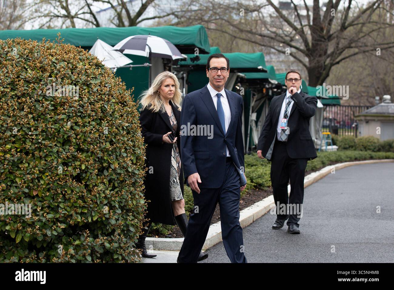 13 marzo 2020, Washington, District of Columbia, USA: Il Segretario al Tesoro degli Stati Uniti Steven T. Mnuchin cammina verso i membri dei media a seguito di un'intervista televisiva fuori dalla Casa Bianca a Washington D.C., negli Stati Uniti, venerdì 13 marzo 2020. (Immagine di credito: © Stefani Reynolds/CNP tramite filo ZUMA) Foto Stock