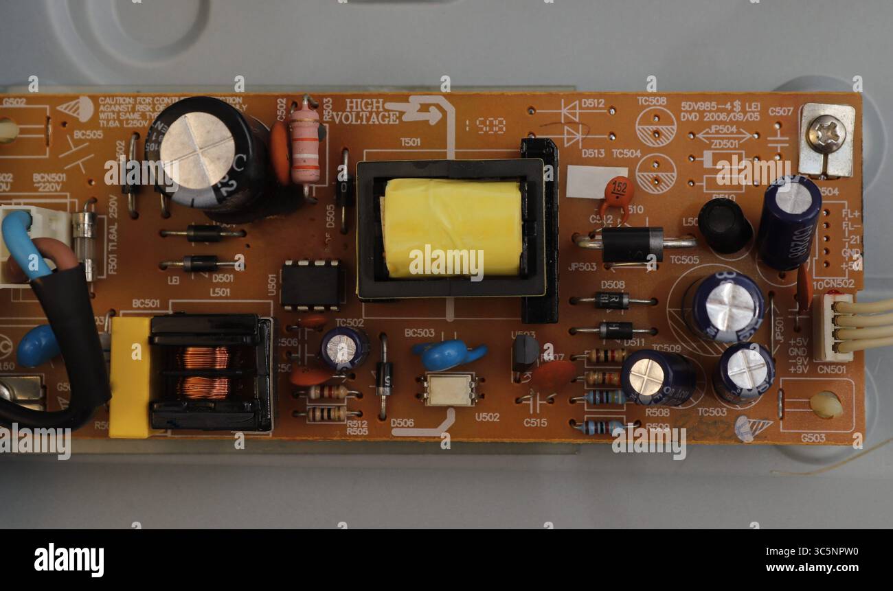 La scheda di un dispositivo di ingegneria radio è mostrata con transistor, condensatori, resistenze, diodi, trasformatori, bobine e altri elementi radio inst Foto Stock