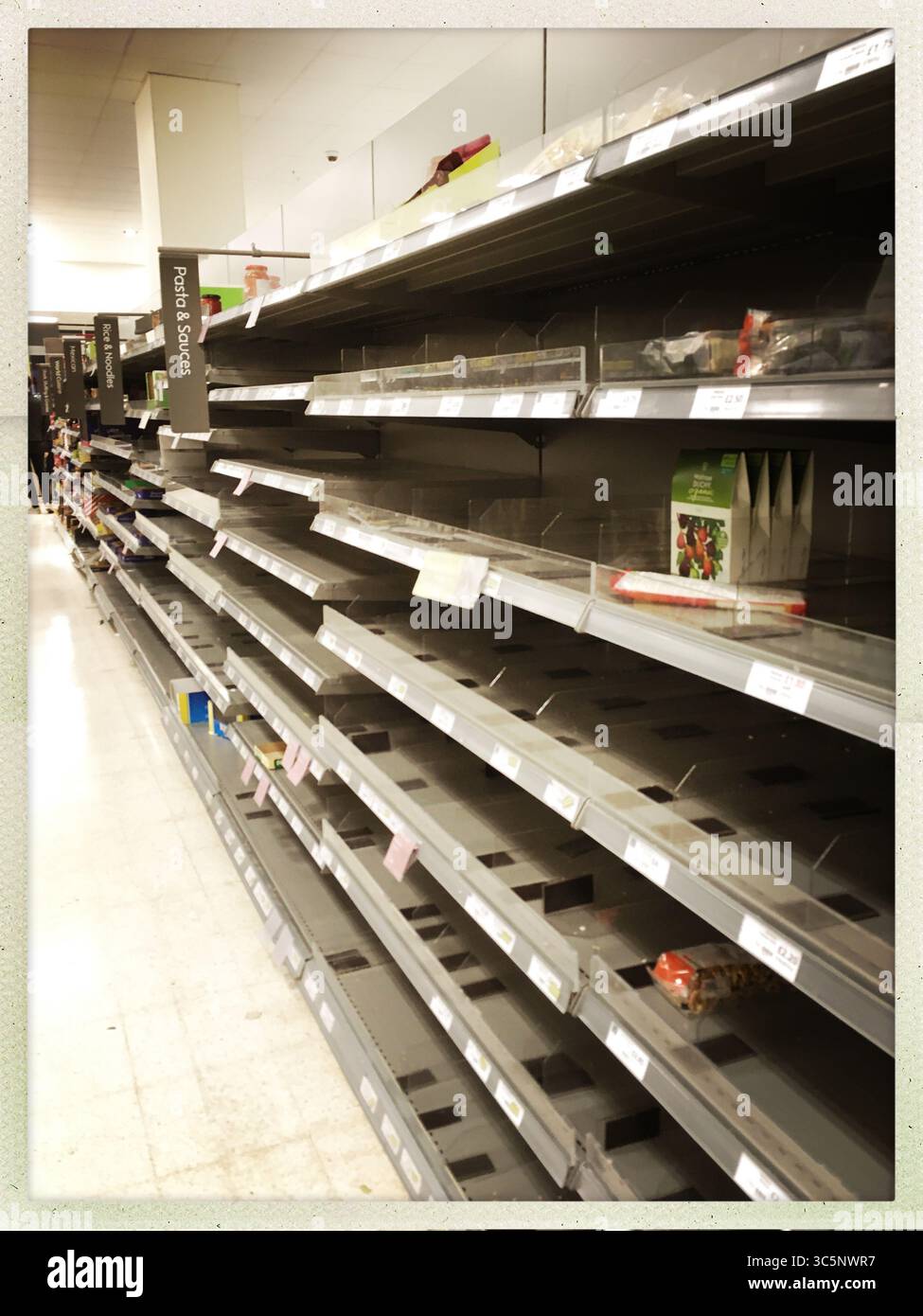 14 marzo 2020, Londra, Regno Unito: Scaffali vuoti presso il negozio di alimentari Cherry Tree Walk Waitrose nella City di Londra causati dal panico al coronavirus, Londra, Regno Unito. (Immagine di credito: © Veronika Lukasova/ZUMA Wire) Foto Stock