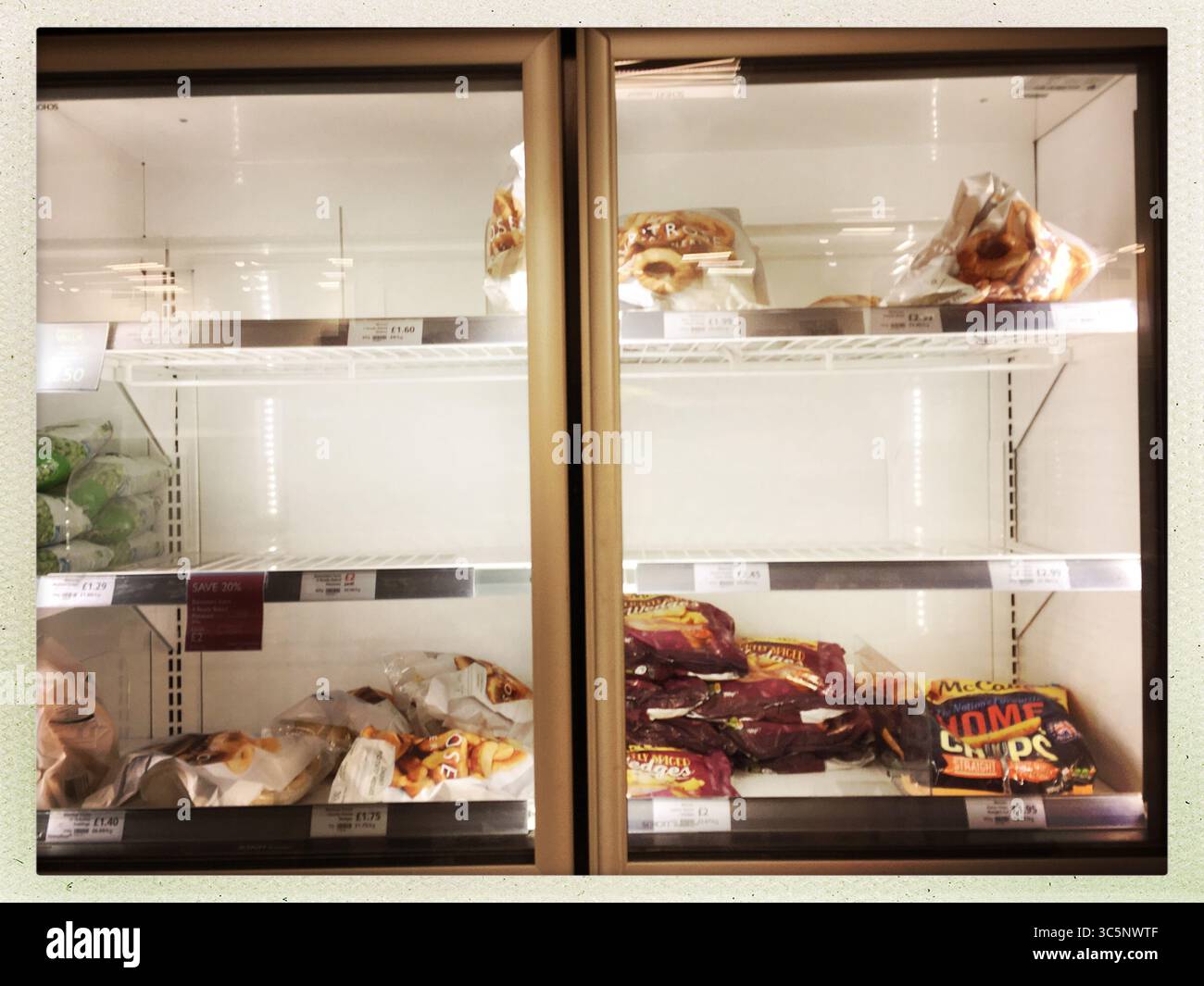 14 marzo 2020, Londra, Regno Unito: Scaffali vuoti presso il negozio di alimentari Cherry Tree Walk Waitrose nella City di Londra causati dal panico al coronavirus, Londra, Regno Unito. (Immagine di credito: © Veronika Lukasova/ZUMA Wire) Foto Stock