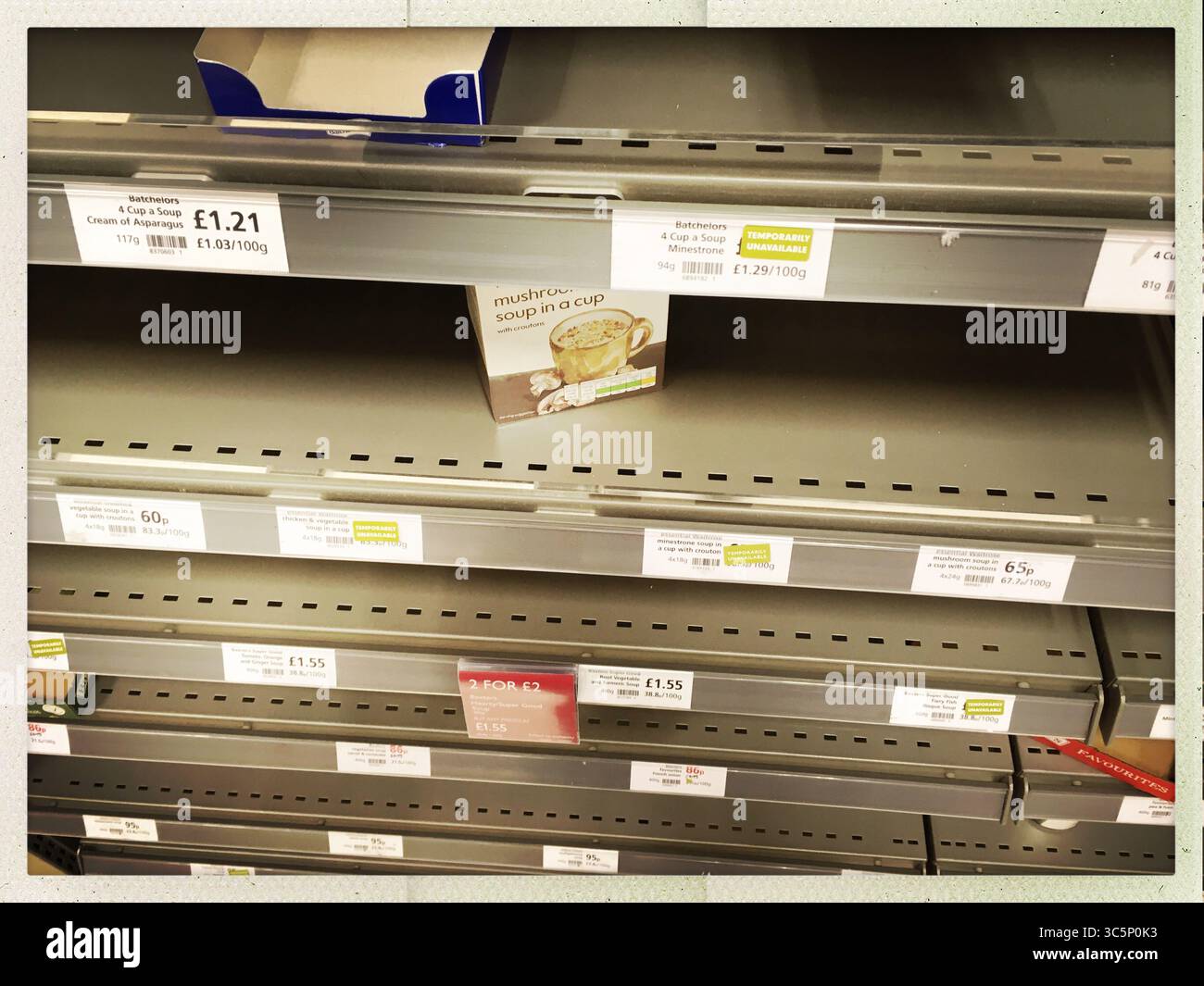 14 marzo 2020, Londra, Regno Unito: Scaffali vuoti presso il negozio di alimentari Cherry Tree Walk Waitrose nella City di Londra causati dal panico al coronavirus, Londra, Regno Unito. (Immagine di credito: © Veronika Lukasova/ZUMA Wire) Foto Stock