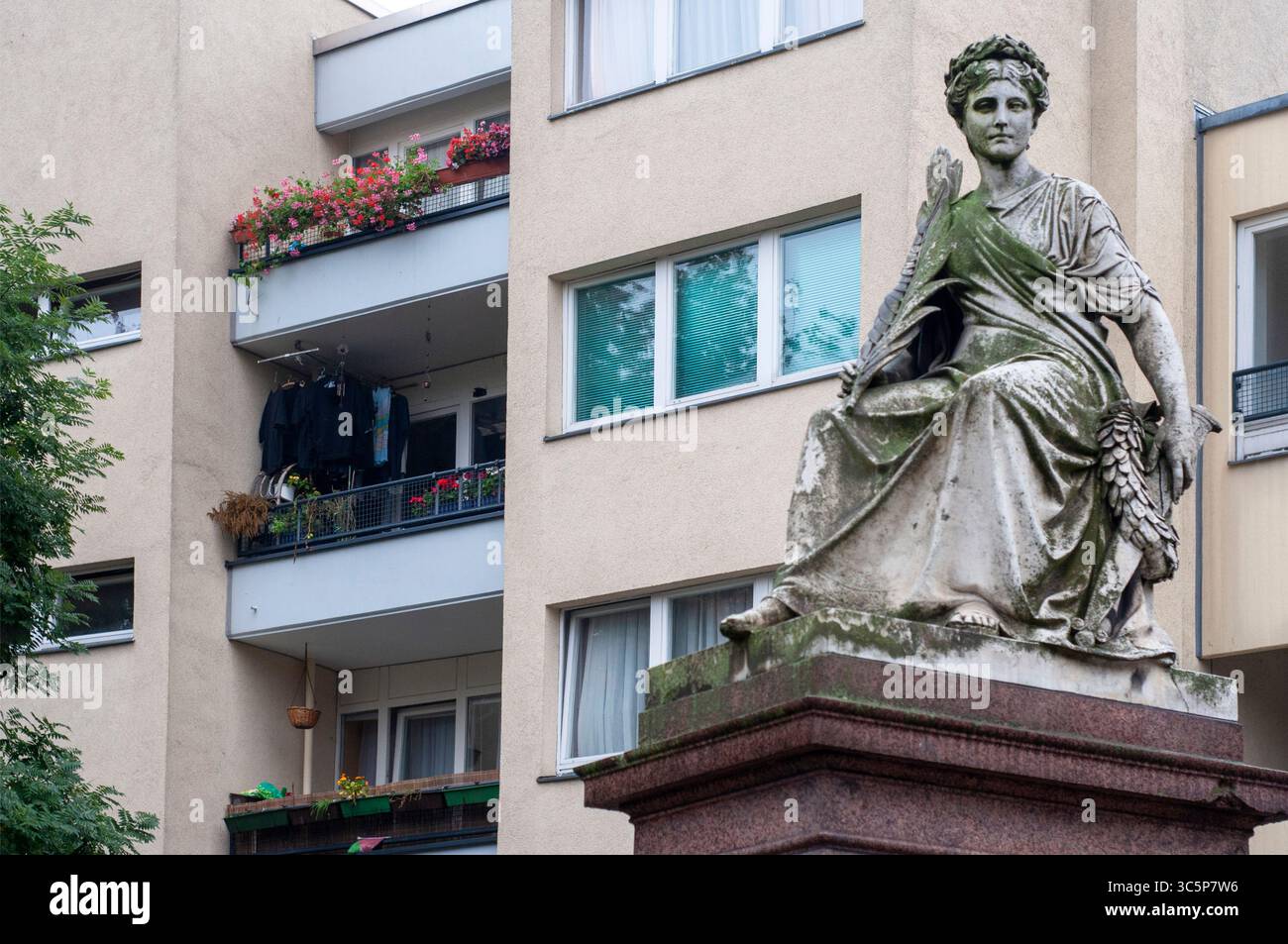 27 settembre 2010, Berlino, Brandeburgo, Germania: Der Friede skulptur, la scultura della Pace (1879) dello scultore Albert Wolff su Mehringsplatz, Kreuzberg, Berlino (Credit Image: © Sergi ReboredoZUMA Wire) Foto Stock