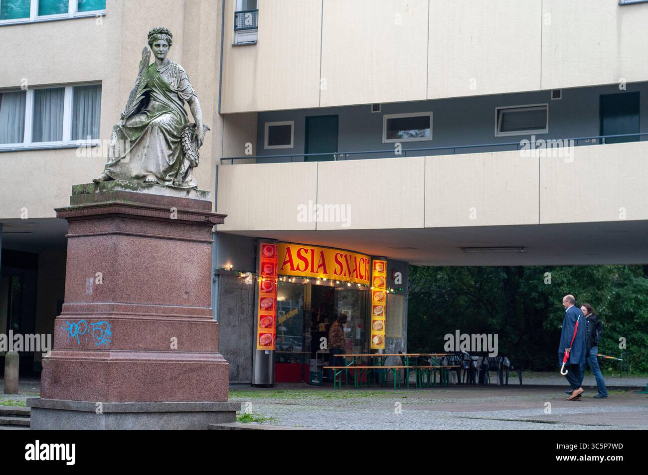 27 settembre 2010, Berlino, Brandeburgo, Germania: Der Friede skulptur, la scultura della Pace (1879) dello scultore Albert Wolff su Mehringsplatz, Kreuzberg, Berlino (Credit Image: © Sergi ReboredoZUMA Wire) Foto Stock