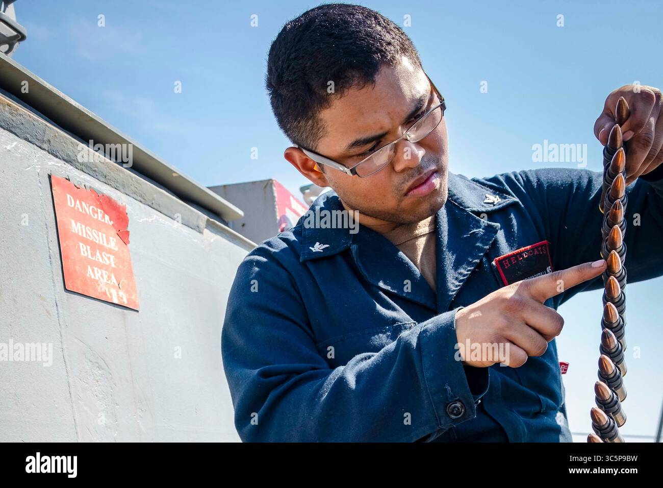 13 marzo 2020 - Mare della Cina meridionale - Controlman del fuoco di terza classe Amos Corchadozulla, di Carrboro, N.C., prepara mitragliatrici calibro M2HB .50 a bordo del cacciatorpediniere missilistico guidato classe Arleigh Burke USS McCampbell (DDG 85) prima di un'esercitazione di artiglieria a fuoco vivo. McCampbell sta conducendo operazioni nella regione Indo-Pacifico mentre è assegnato al Destroyer Squadron (DESRON) 15, al DESRON più grande schierato in avanti della Navys e alla principale forza di superficie del Fleetâ. (Immagine di credito: © U.S. Navy/ZUMA Wire/ZUMAPRESS.com) Foto Stock