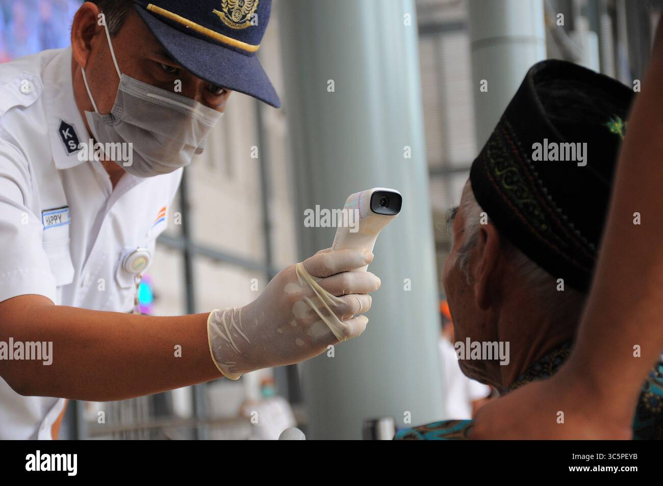 5 settembre 2019, Giacarta, Giacarta, Indonesia: I funzionari del treno hanno messo degli adesivi sulle sedie d'attesa della stazione Pasar Senen, Giacarta, il 19 marzo 2020. L’attività consiste nel fornire un segnale limitante agli utenti delle ferrovie in modo da poter mantenere la loro distanza dagli altri passeggeri nel tentativo di attuare chiamate di distanziamento sociale per inibire la diffusione del virus corona (covid-19) e controllare la temperatura corporea dei potenziali passeggeri nella zona della stazione di Pasar Senen. (Immagine di credito: © Dasril Roszandi/ZUMA Wire) Foto Stock