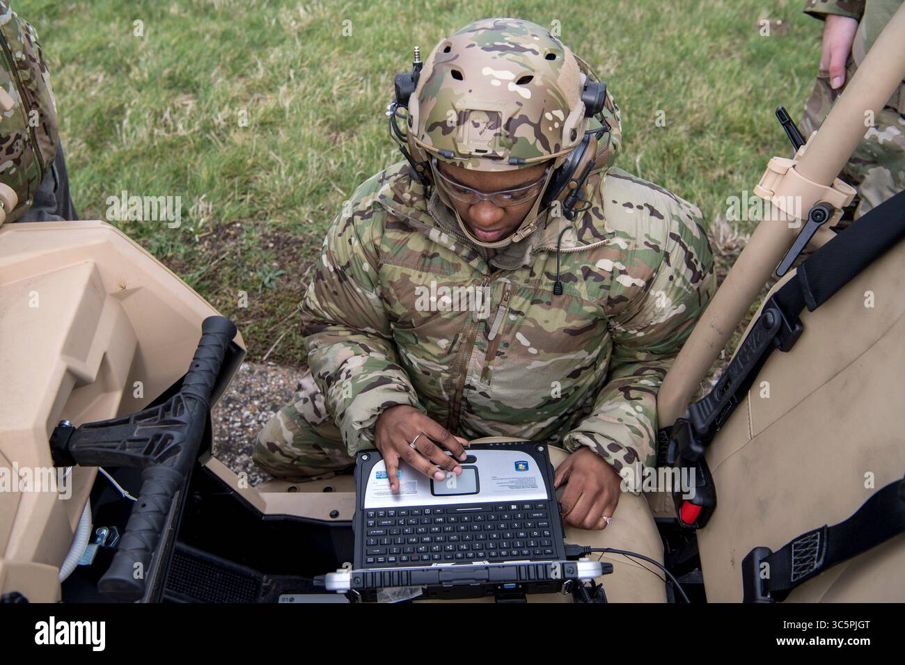10 marzo 2020 - RAF Sculthorpe Training Range, Norfolk, Regno Unito - Un tecnico dei sistemi di trasmissione a radiofrequenza dell'Air Force, assegnato al 24th Special Operations Wing Supporting Special Tactics Operations, assicura la connettività dell'unità di comunicazione schierabile sul campo MOJO ad altri utenti durante l'esercitazione Valiant Liberty presso RAF Sculthorpe Training Range, Regno Unito, 10 marzo 2020. Special Tactics è la forza tattica di integrazione aerea e terrestre dello United States Special Operations Command e l'unica forza di terra per operazioni speciali dell'Air Force. Valiant Liberty è un'agile exe di combattimento per l'impiego Foto Stock